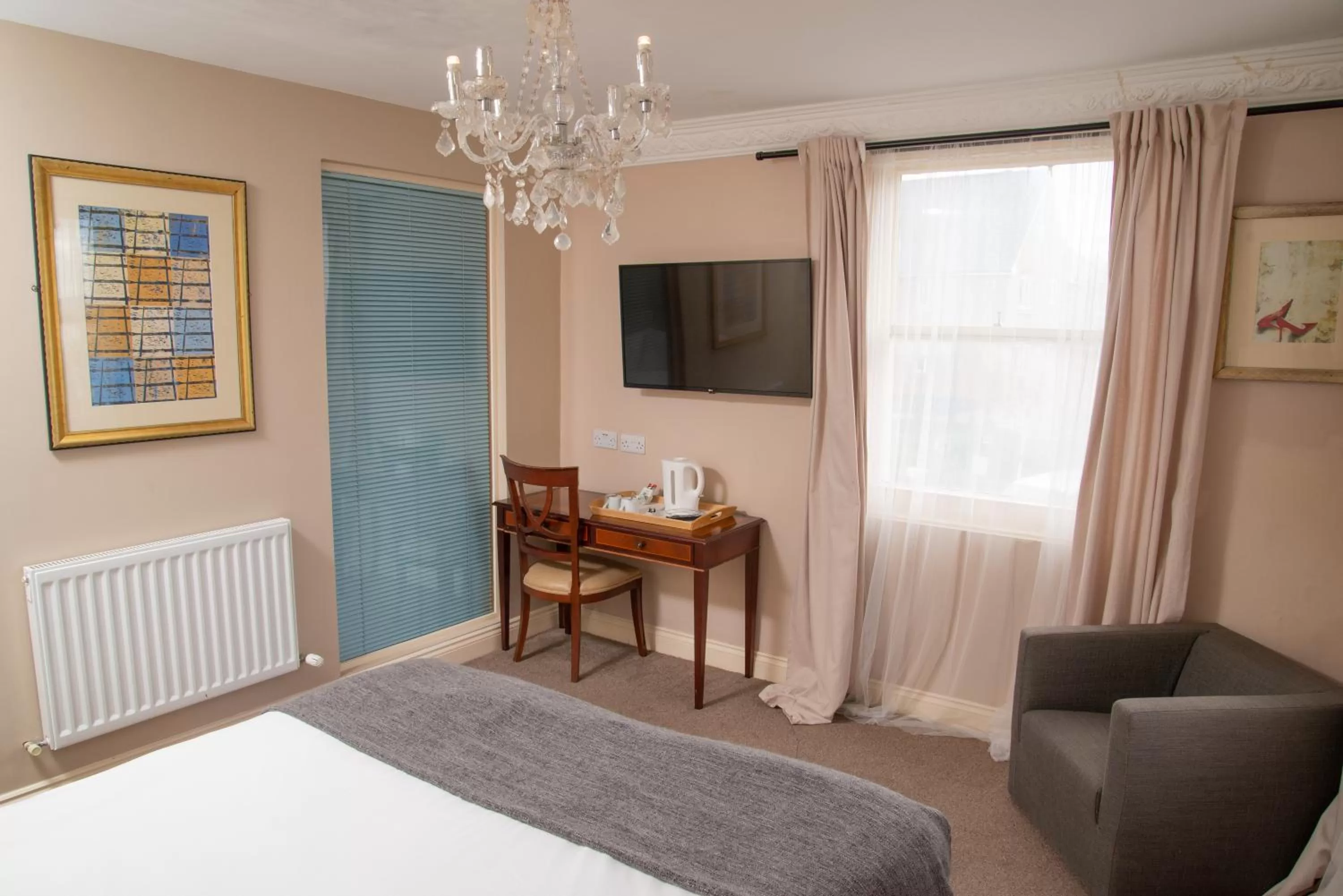 Bedroom, Bed in Royal Hotel, Bar & Grill