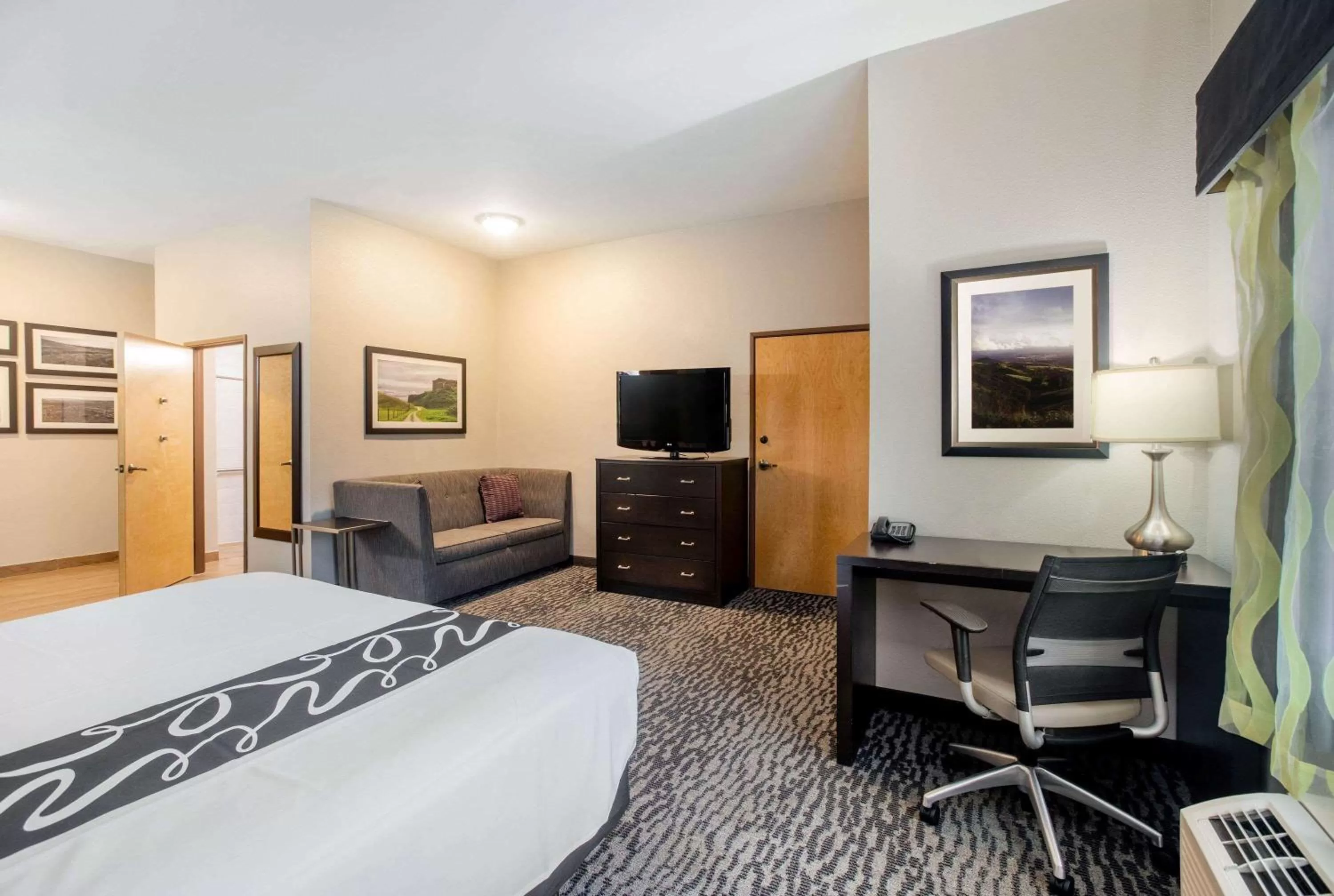 Photo of the whole room, Bed in La Quinta Inn by Wyndham Livermore