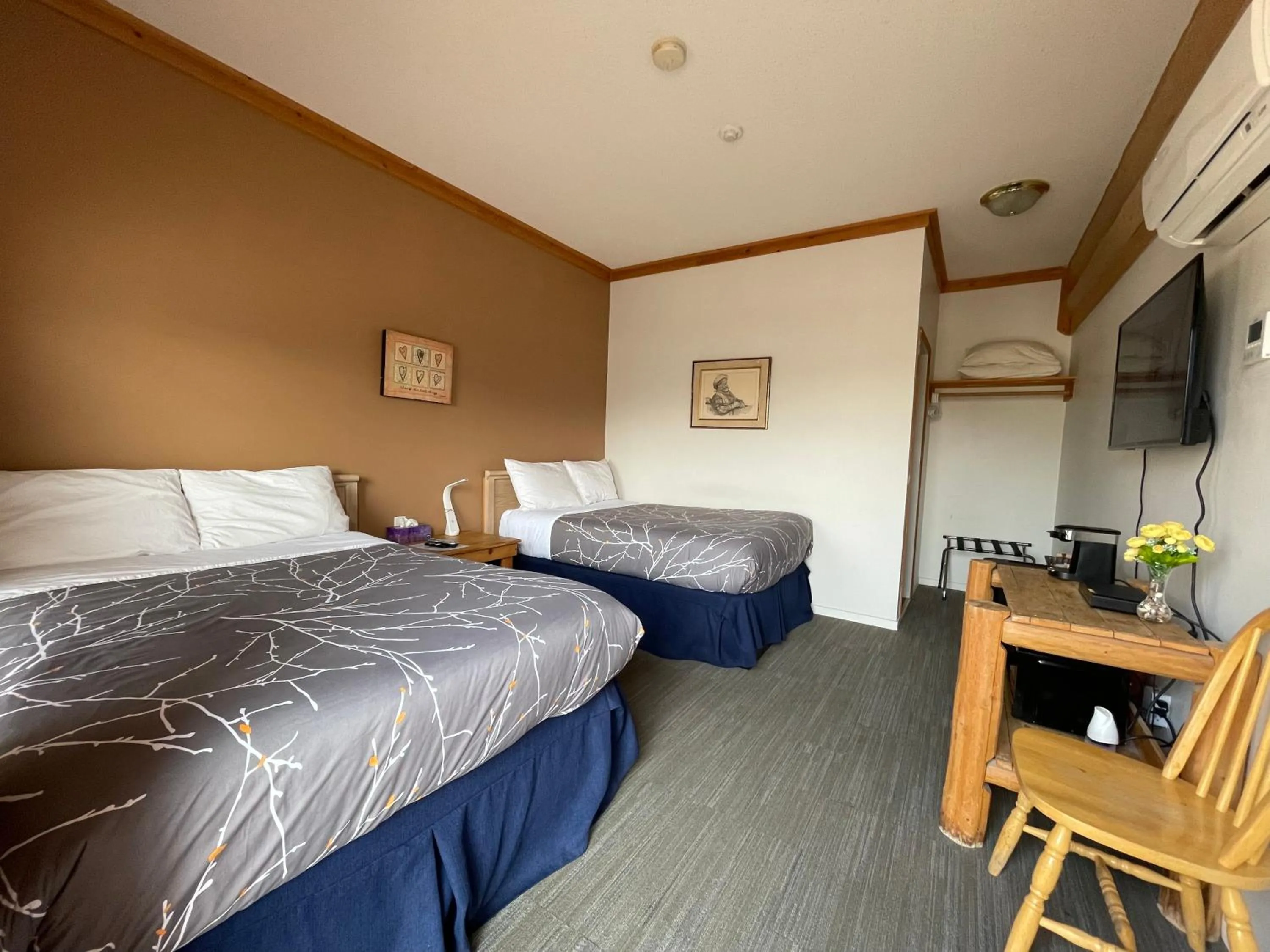 Bedroom, Bed in Bear's Claw Lodge