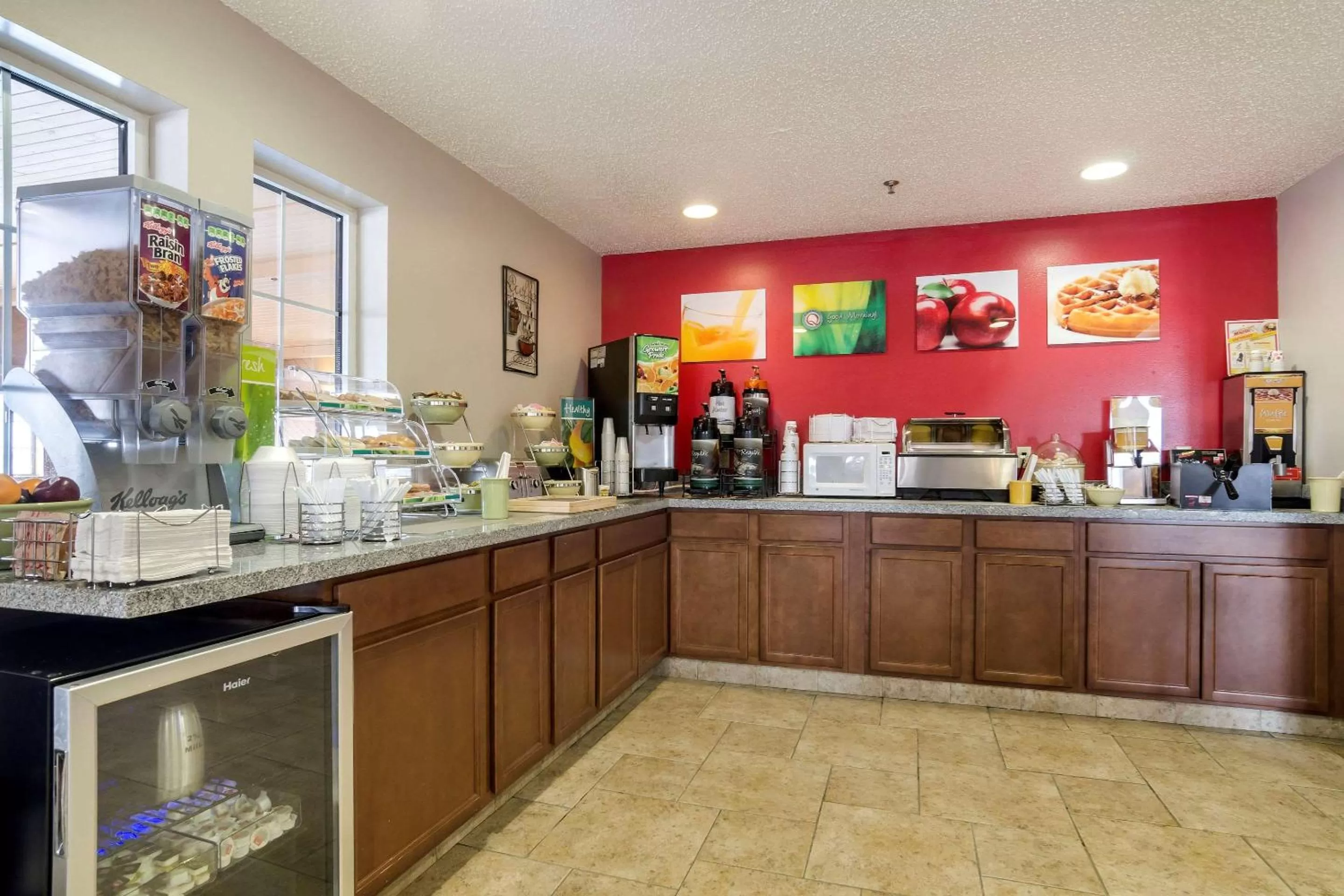 Restaurant/places to eat in Quality Inn Osceola