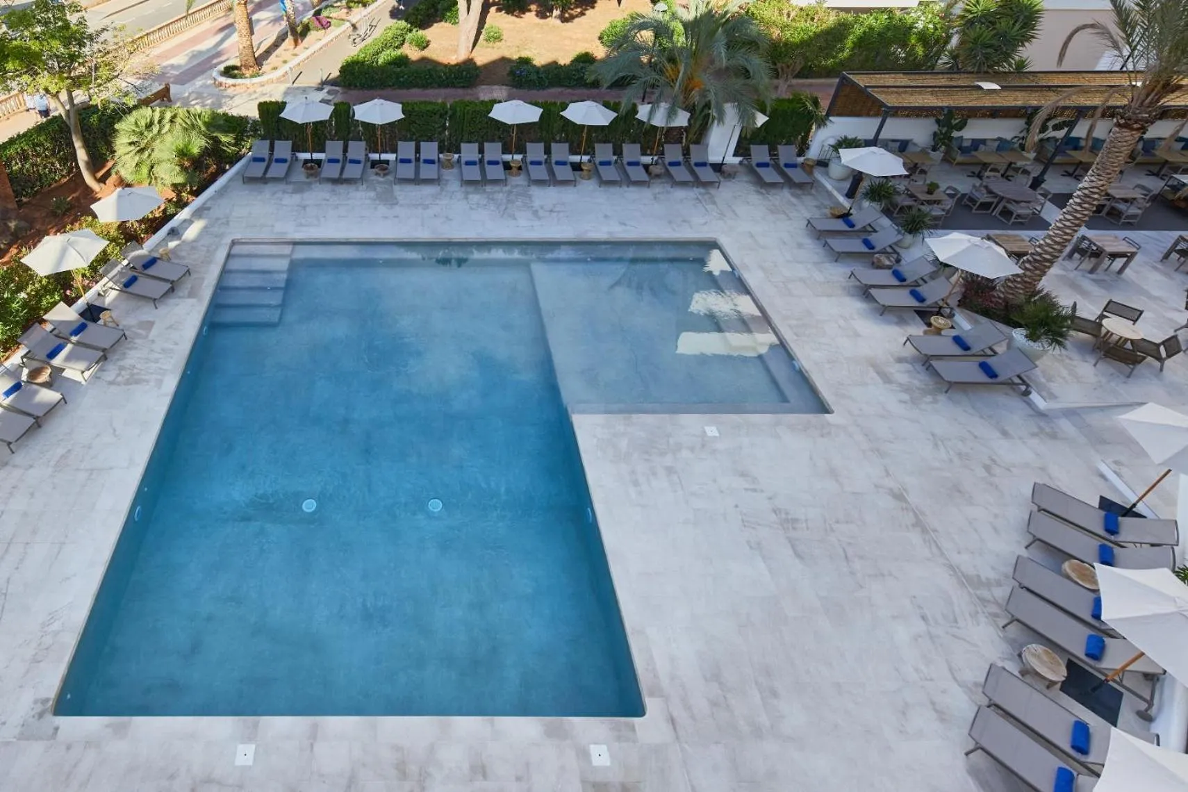 Swimming pool in Hotel Tres Torres