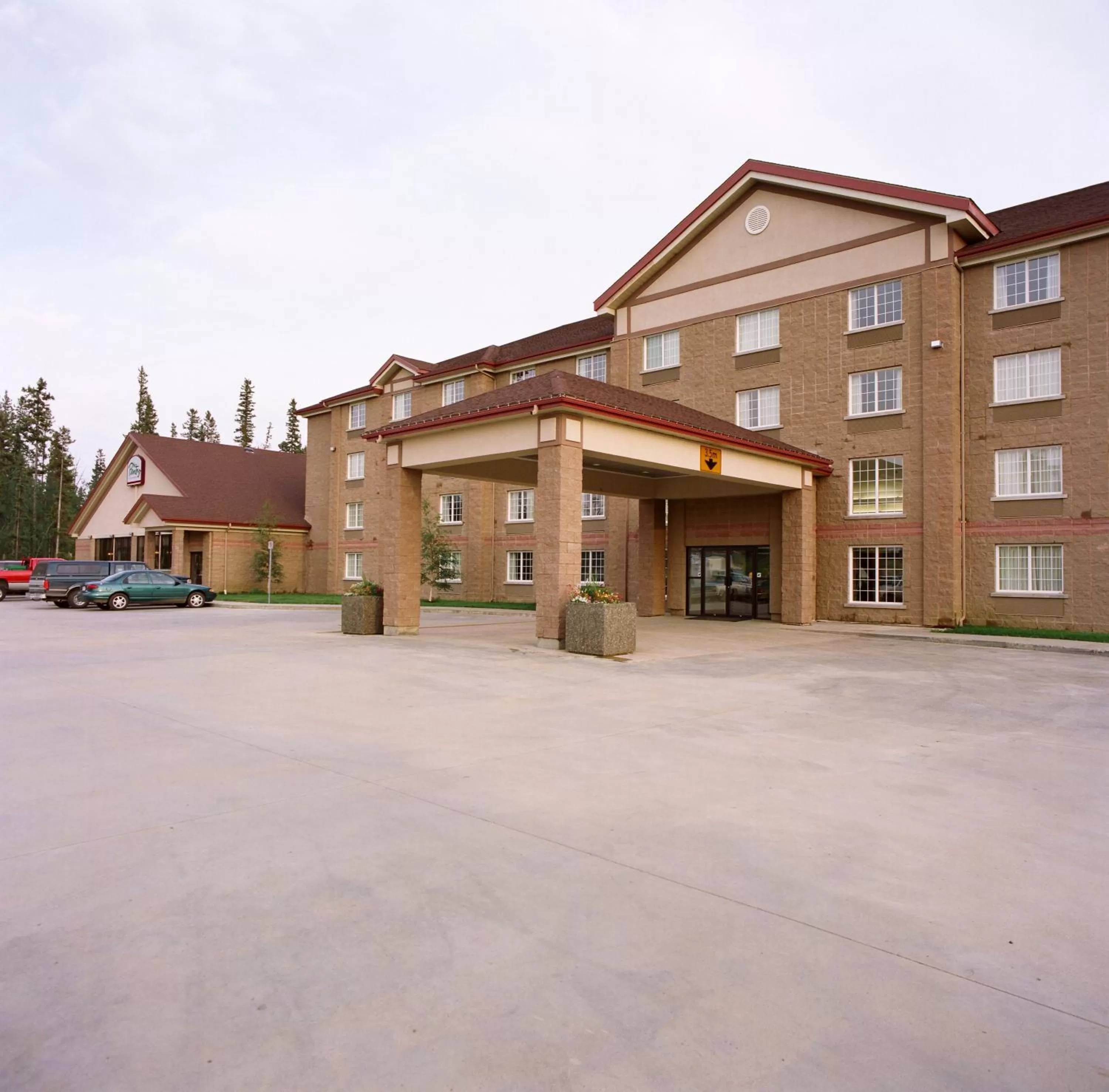 Property building in Woodlands Inn & Suites