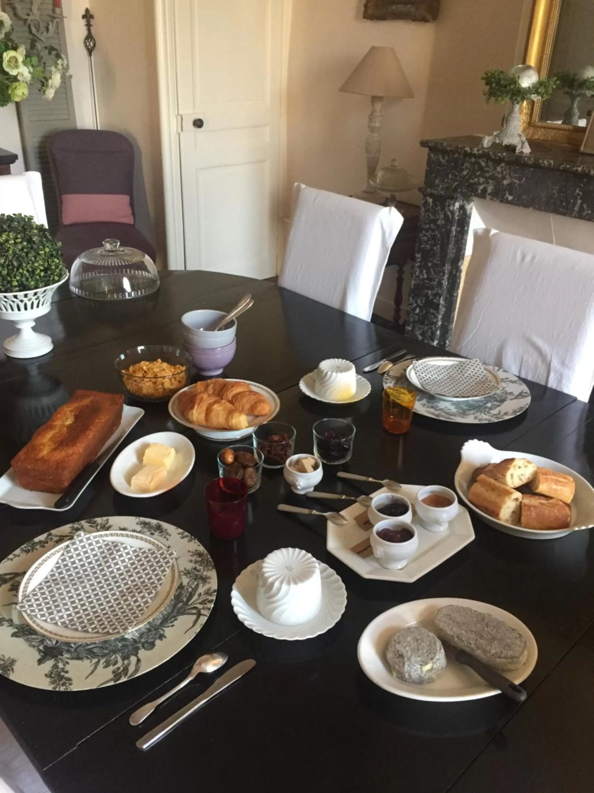 Food and drinks in Au 16 Place Saint Louis