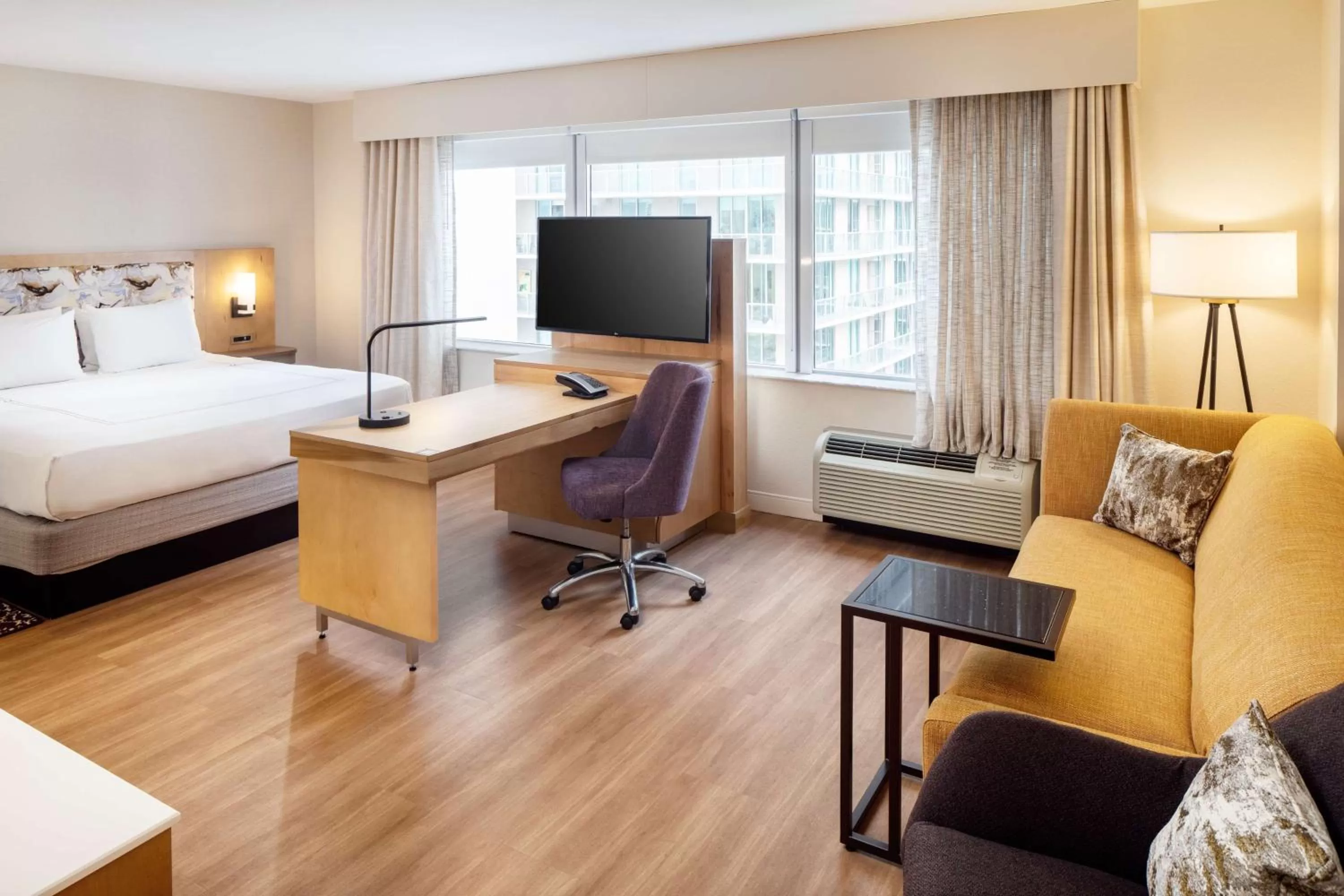 Living room, Bed in Hampton Inn & Suites by Hilton Miami Downtown/Brickell