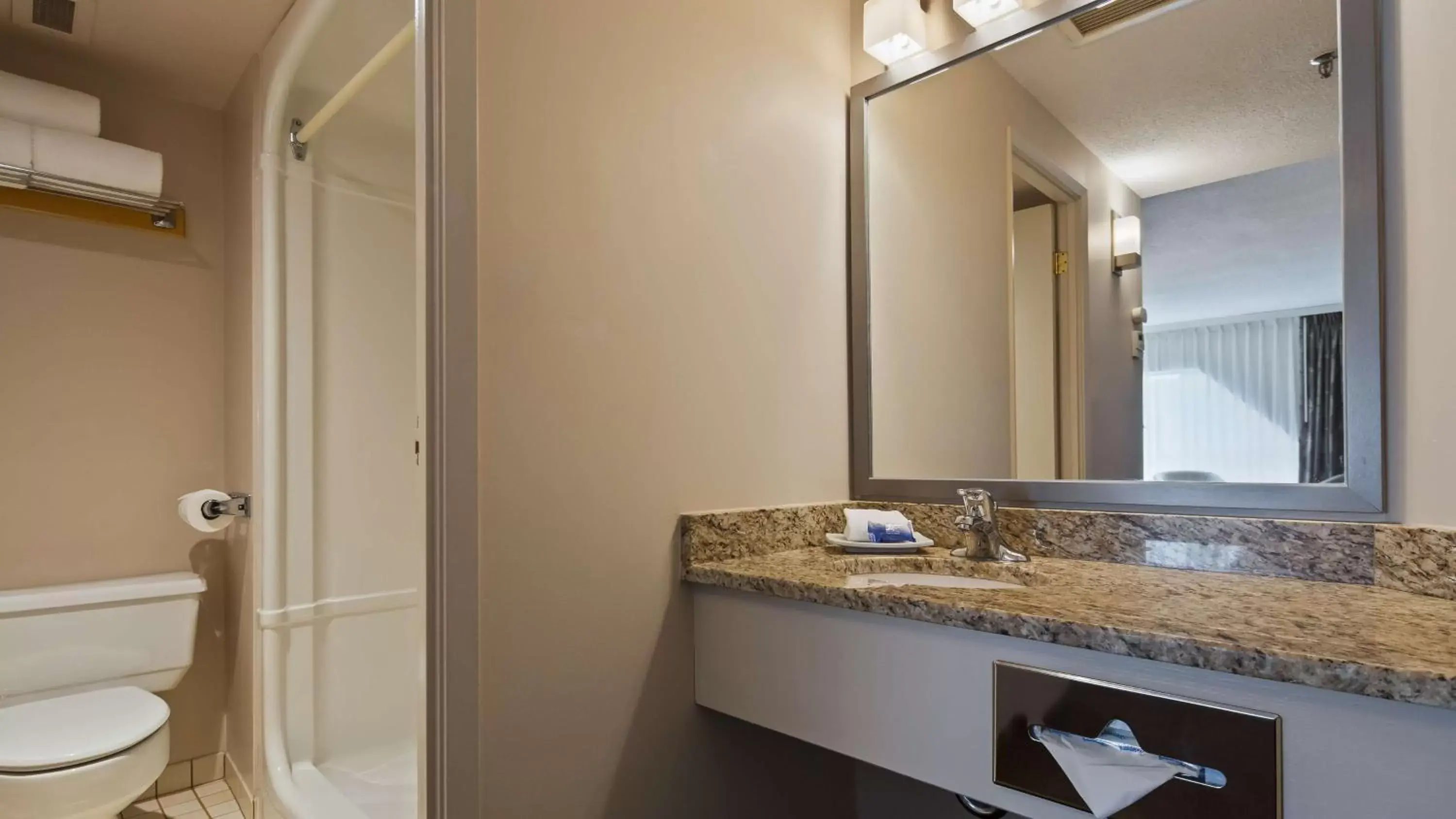 Queen Room with Two Queen Beds - South Wing in Best Western Plus Lamplighter Inn & Conference Centre Queen Room with Two Queen Beds - South Wing in Best Western Plus Lamplighter Inn & Conference Centre