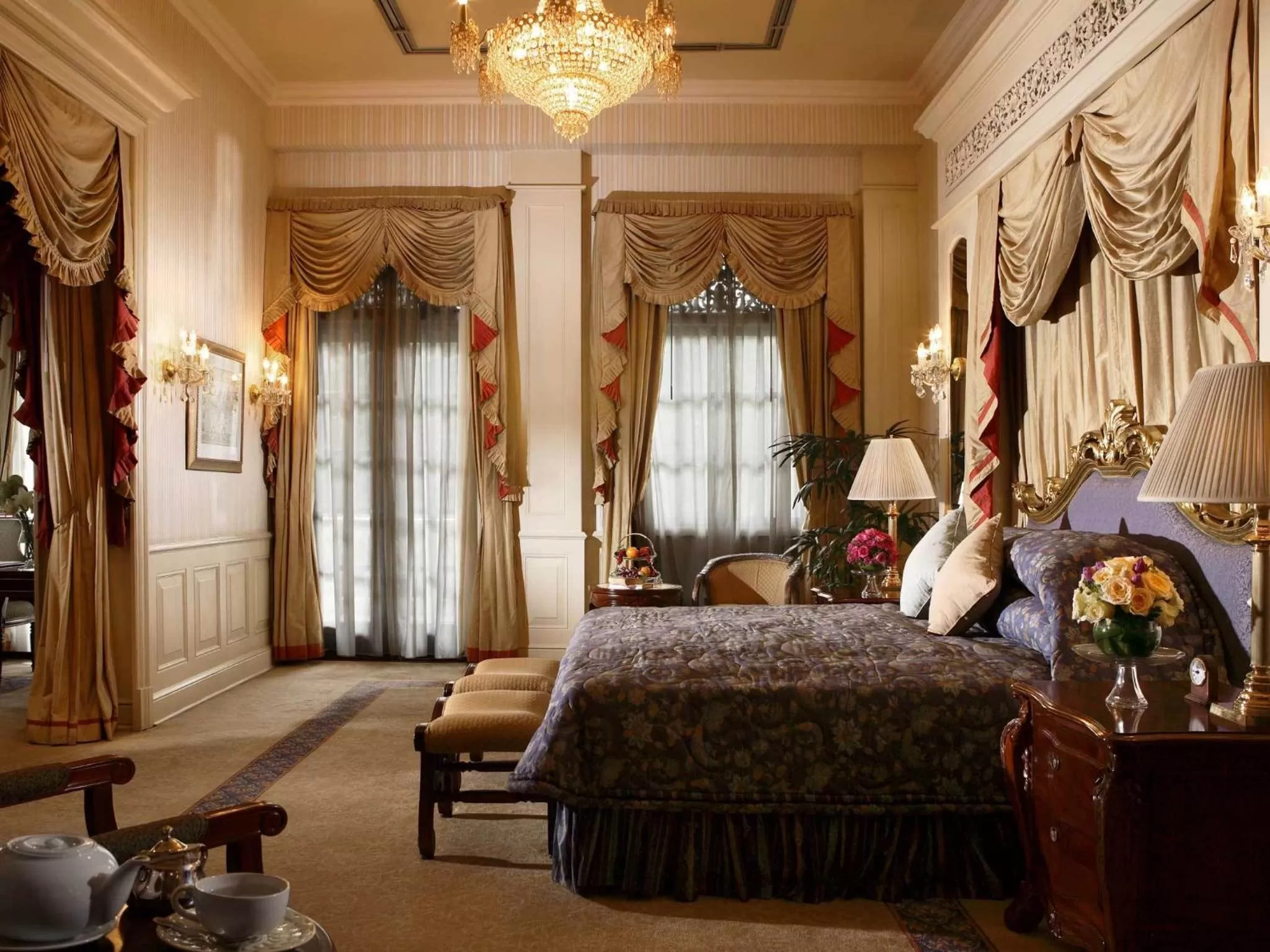 Photo of the whole room, Bed in Hotel Majapahit Surabaya MGallery