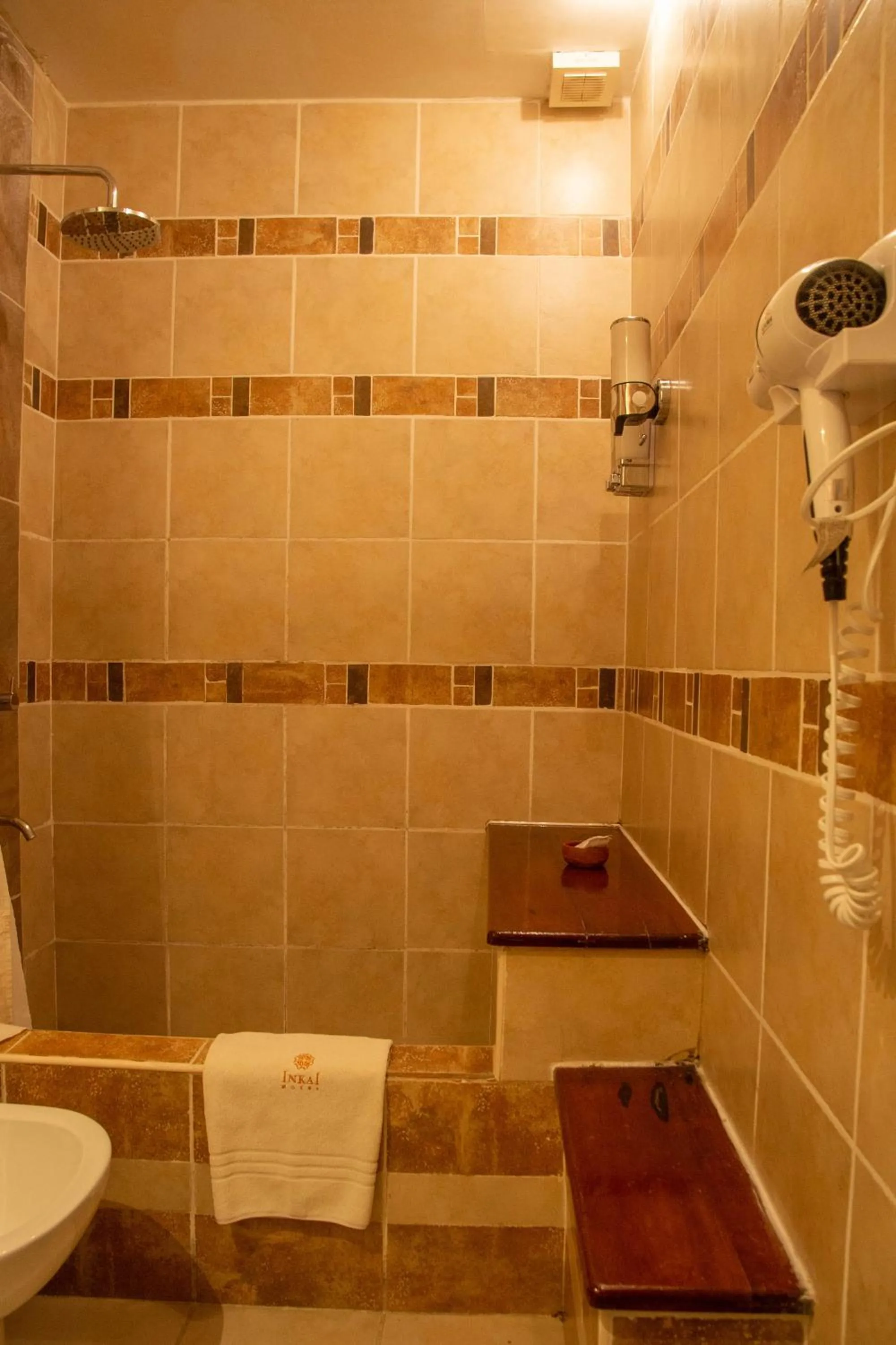 Shower in Hotel Inkai