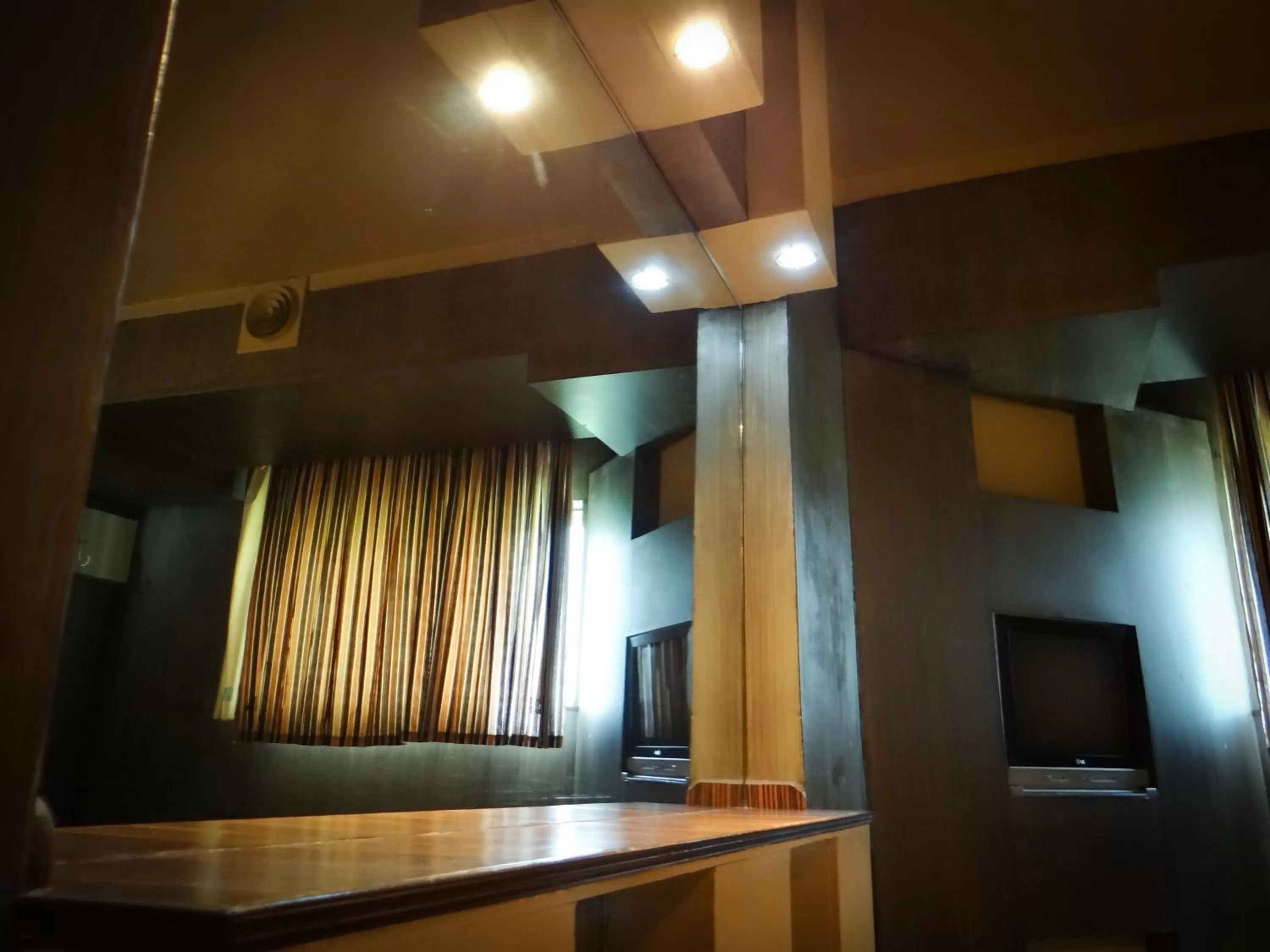 TV/Entertainment Center in Silmar Hotel/Motel