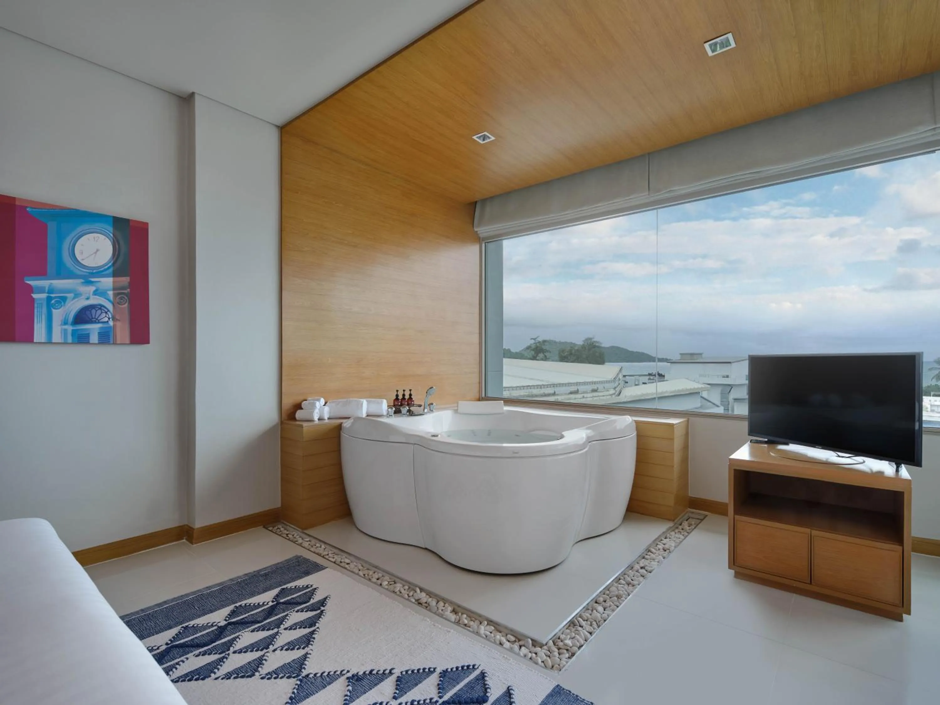 Hot Tub in The Kee Resort & Spa