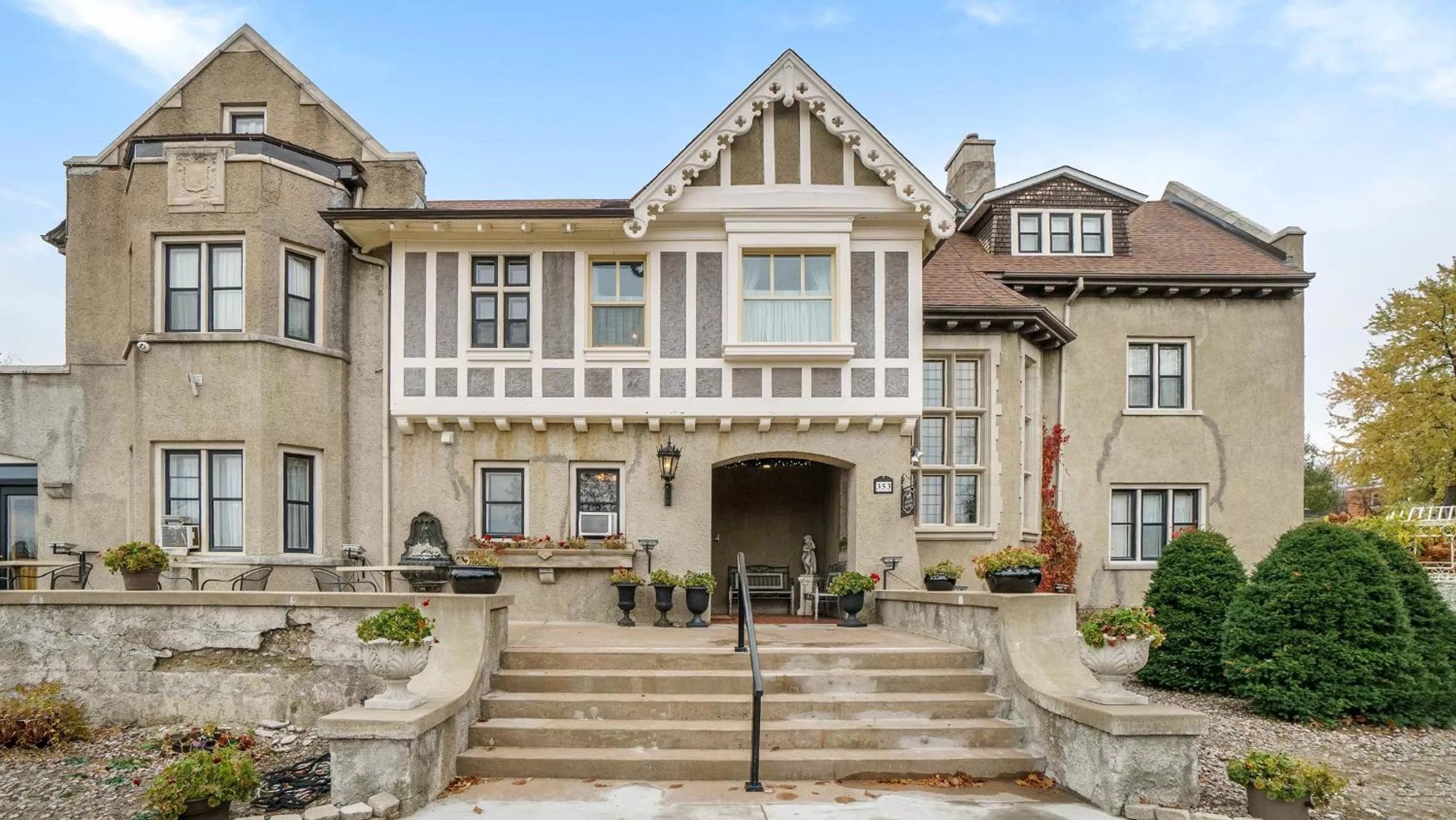 Garden view, Property Building in Grey Gables Inn
