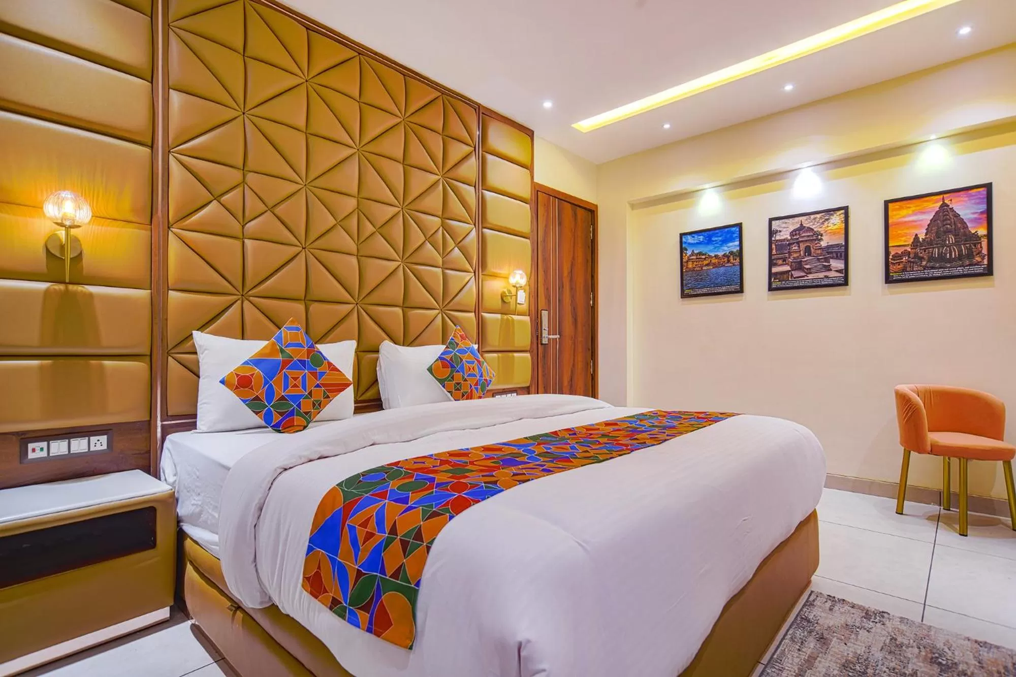 Living room, Bed in FabHotel Benchmark