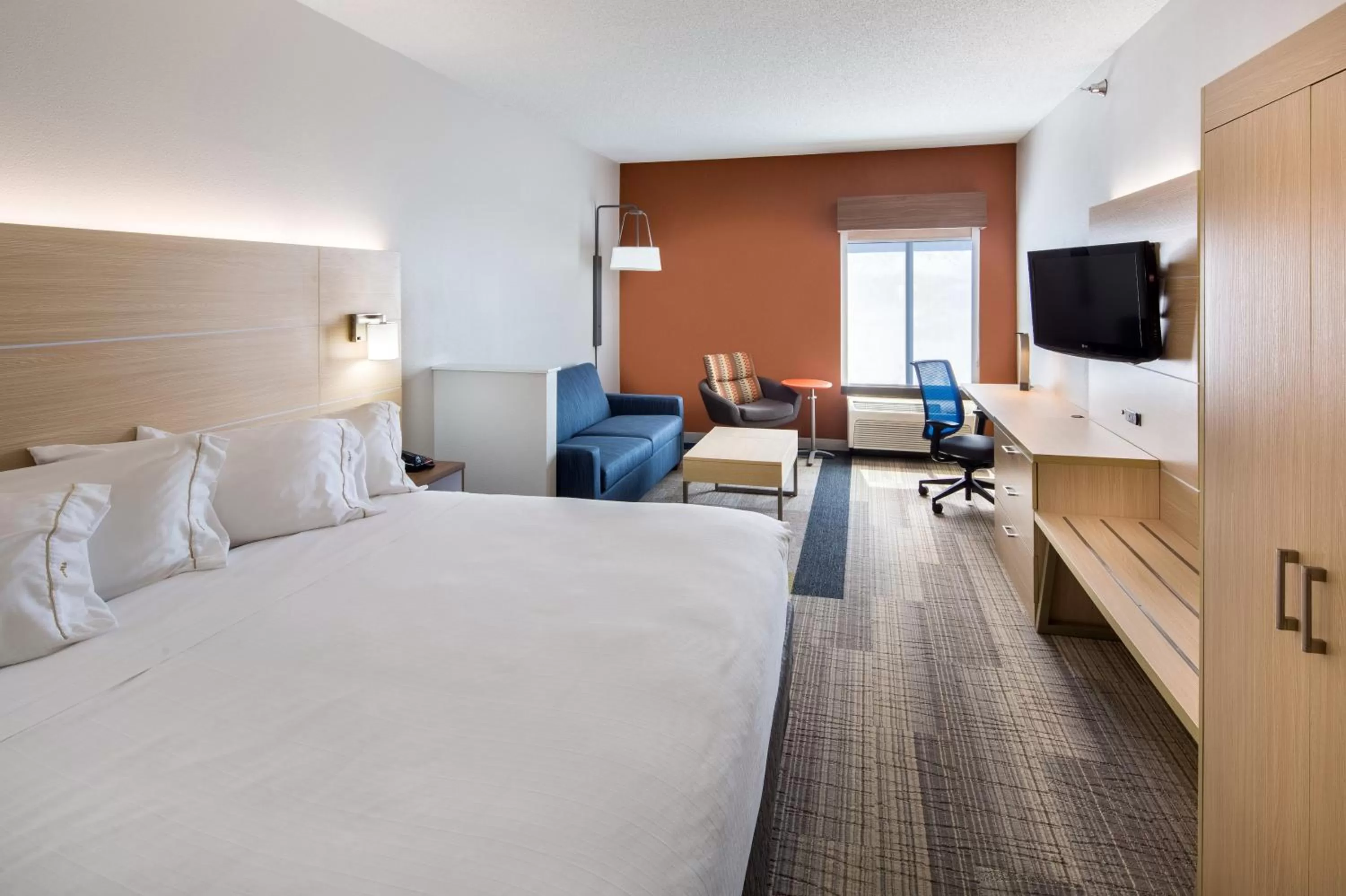 Photo of the whole room, Bed in Holiday Inn Express Cedar Rapids - Collins Road by IHG