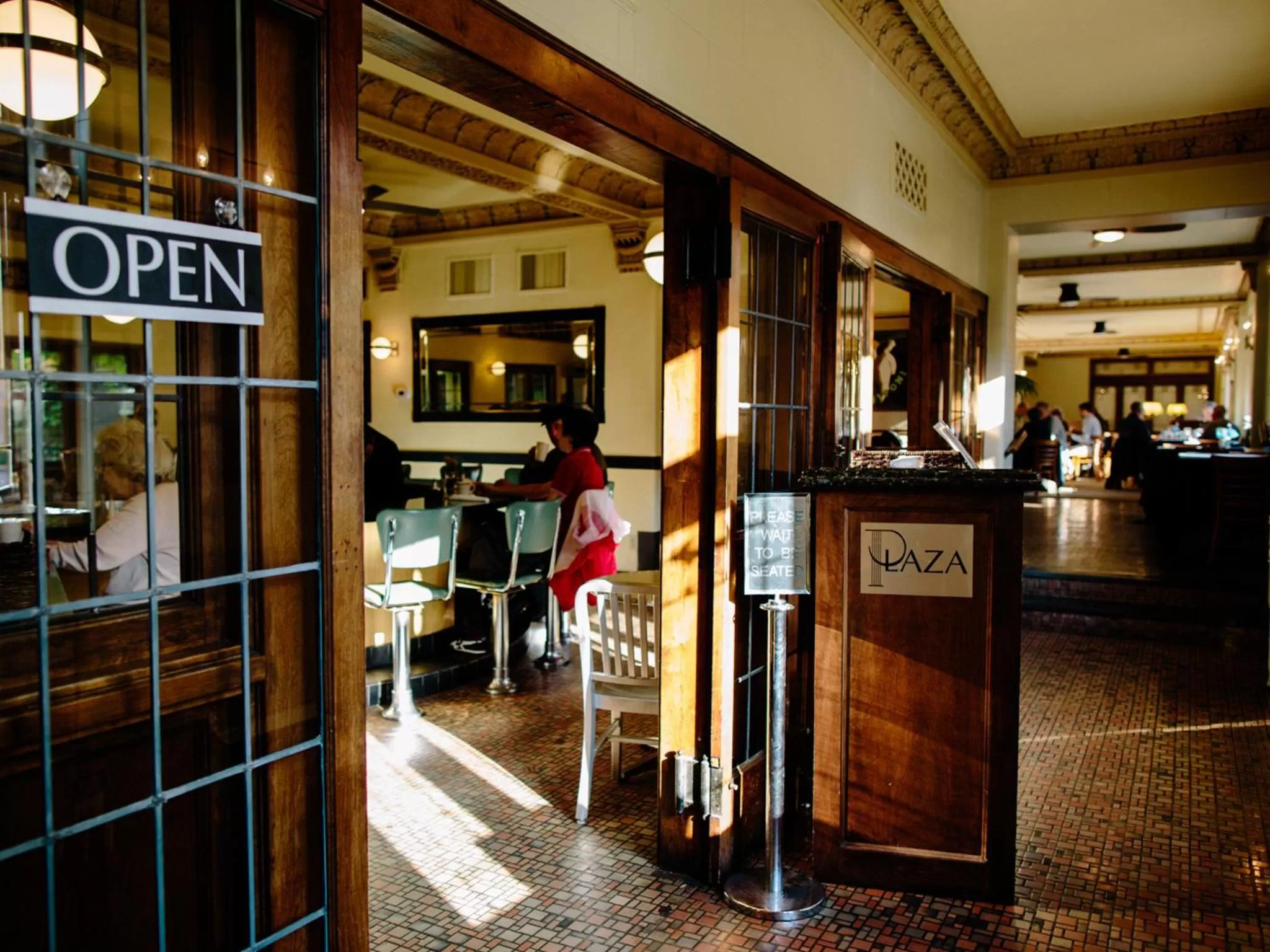 Lounge or bar in The Plaza Hotel - Milwaukee