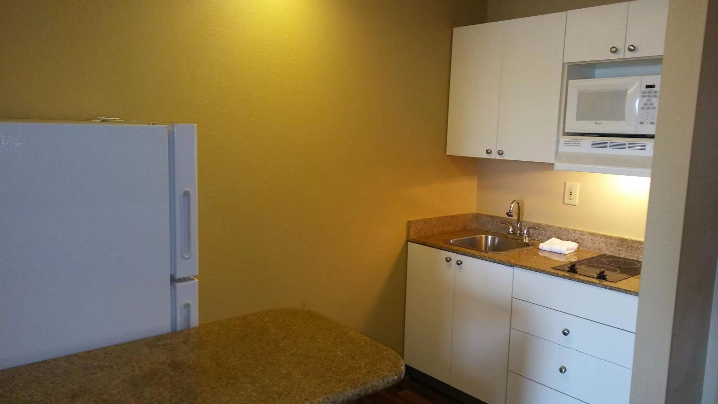 Kitchen or kitchenette in Extended Stay America Select Suites - Orlando - Maitland - Summit Tower Blvd