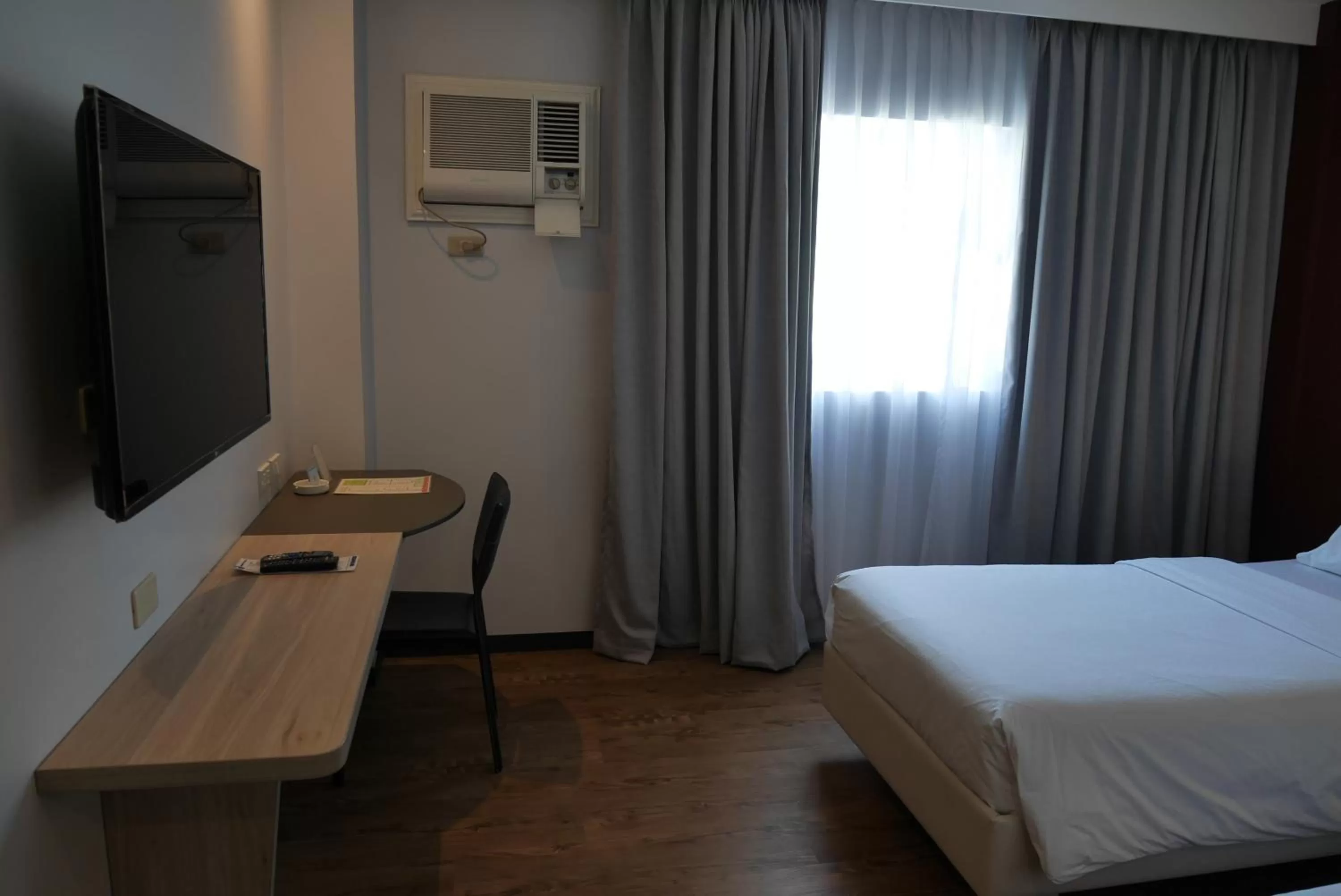 Communal lounge/ TV room, Bed in Circle Inn Hotel and Suites Bacolod