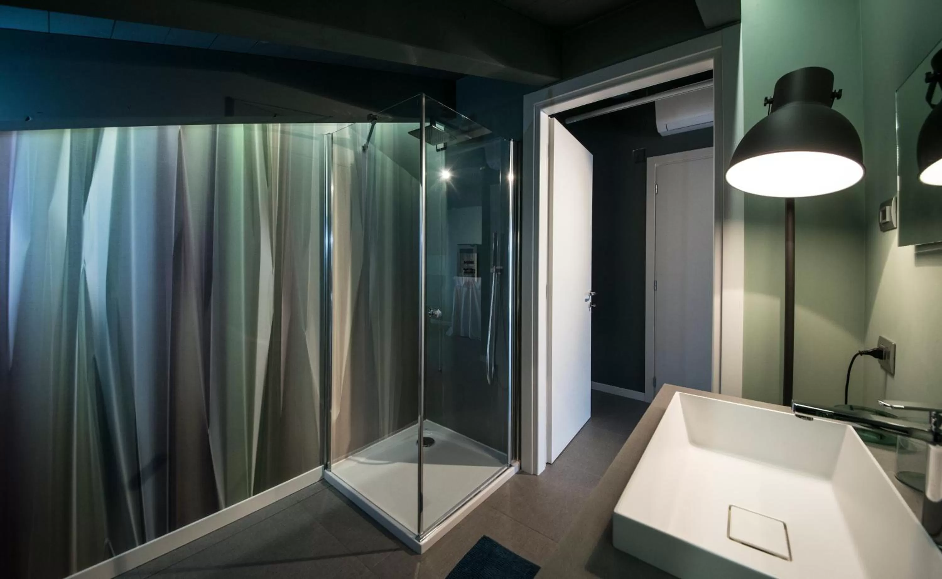 Shower in Art B&B Design