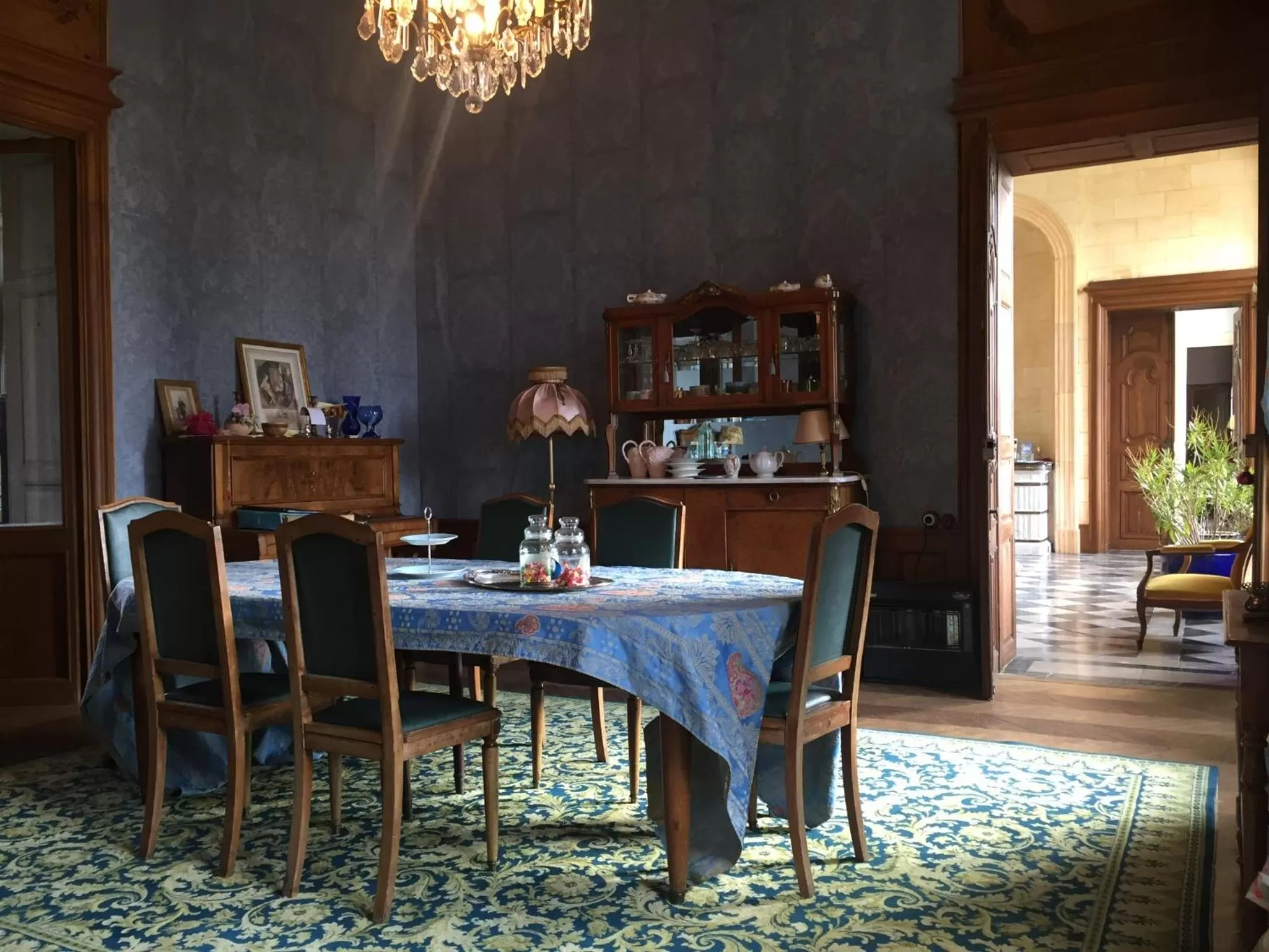 Dining area in Château de Couin