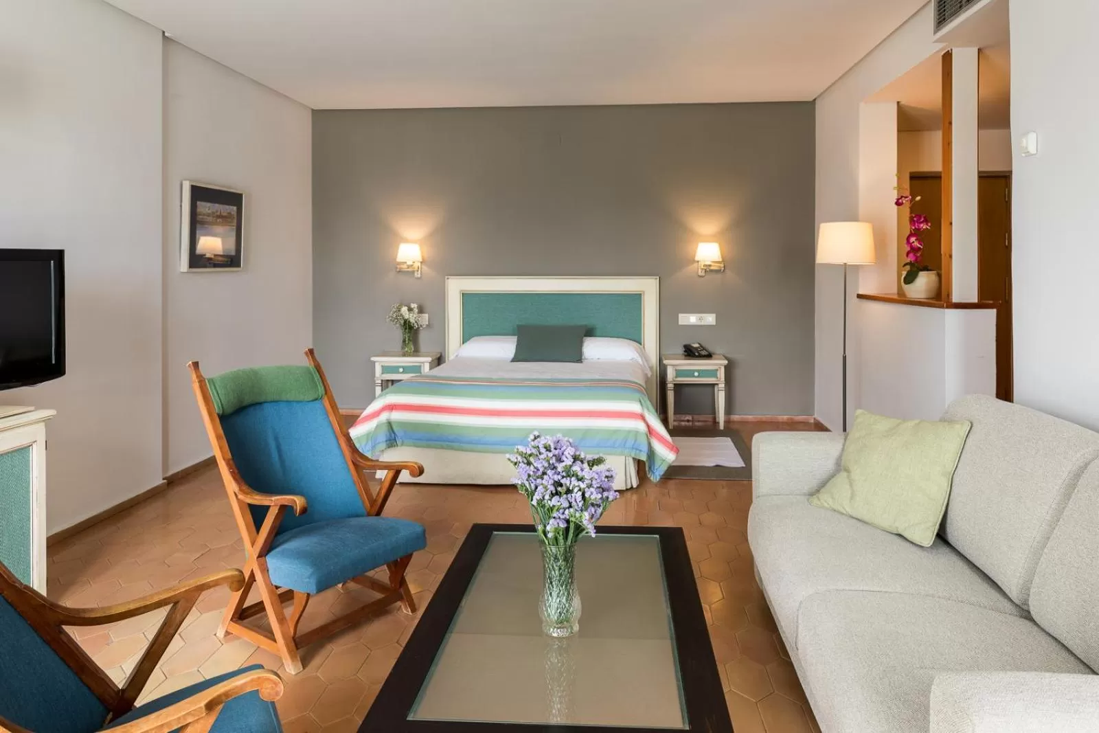 Photo of the whole room, Bed in Parador de Ayamonte