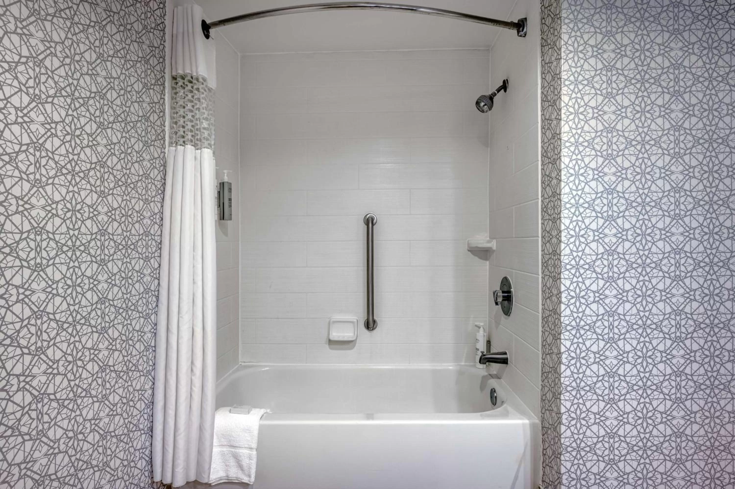 Bathroom in Hampton Inn Baltimore/White Marsh