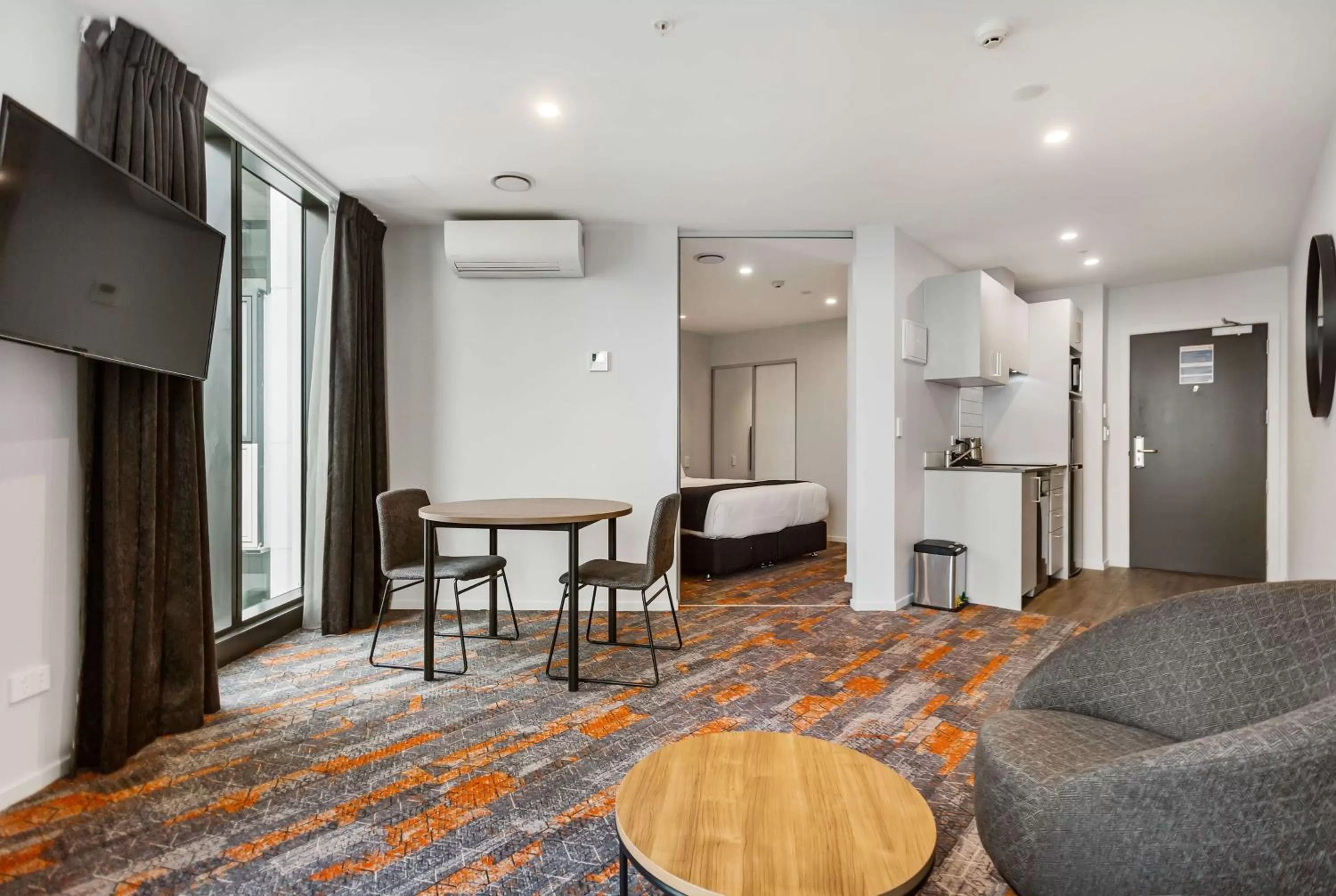 Photo of the whole room in Ramada by Wyndham Newmarket Auckland