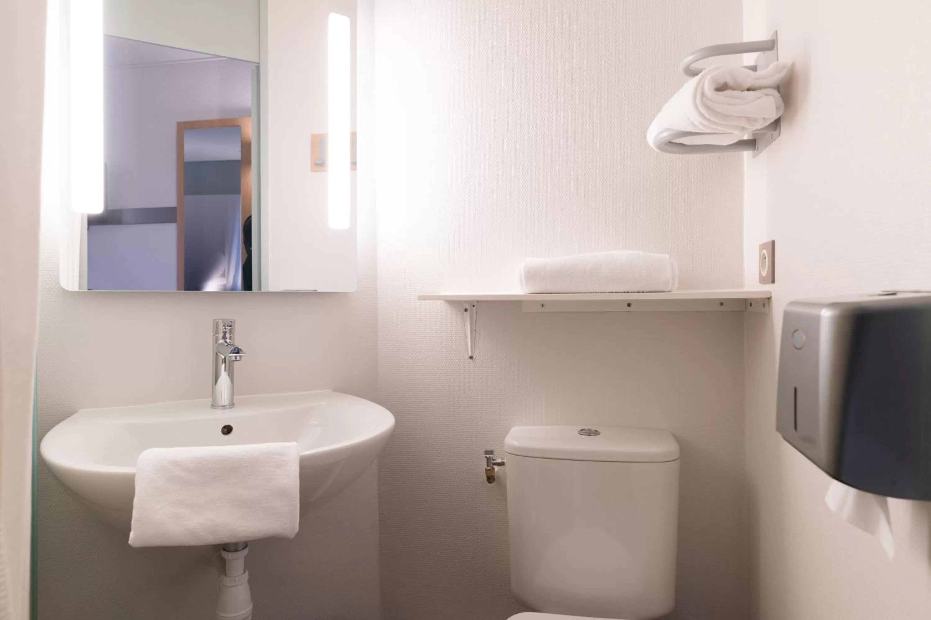 Bathroom in B&B HOTEL Avignon 2