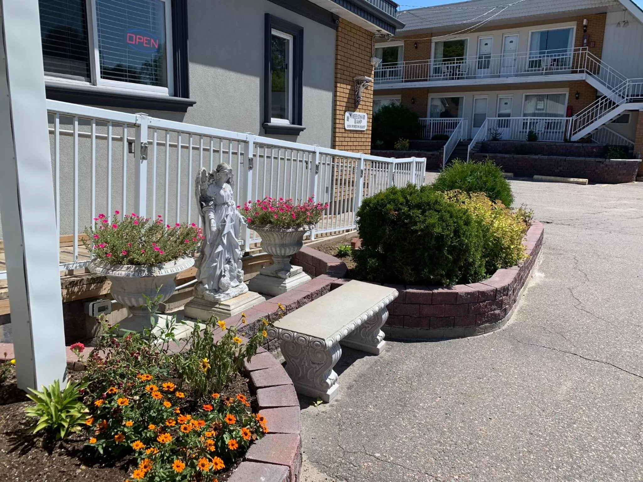 Facade/entrance in Sword Inn Bancroft