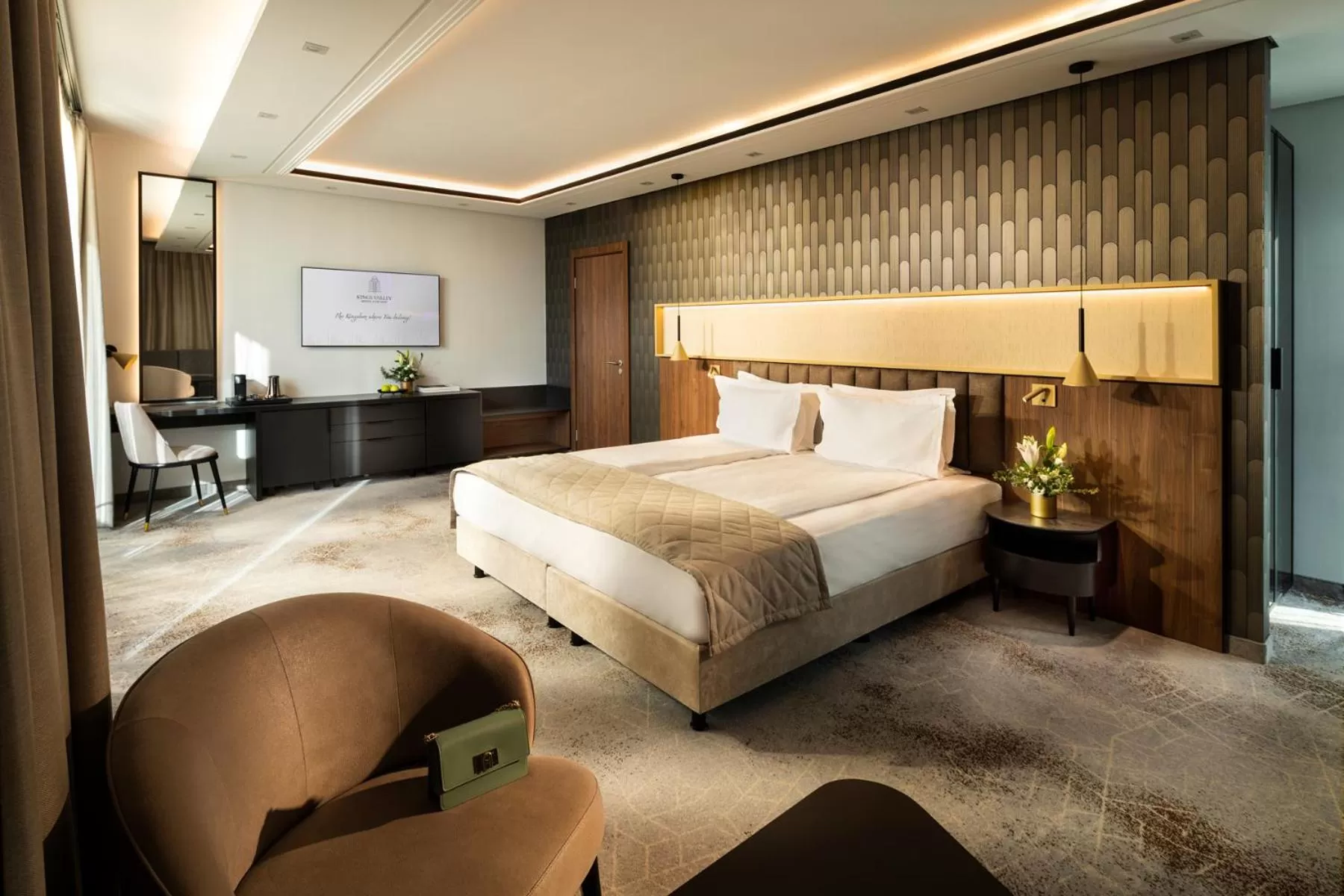 Bed in Kings' Valley Medical & Spa Hotel