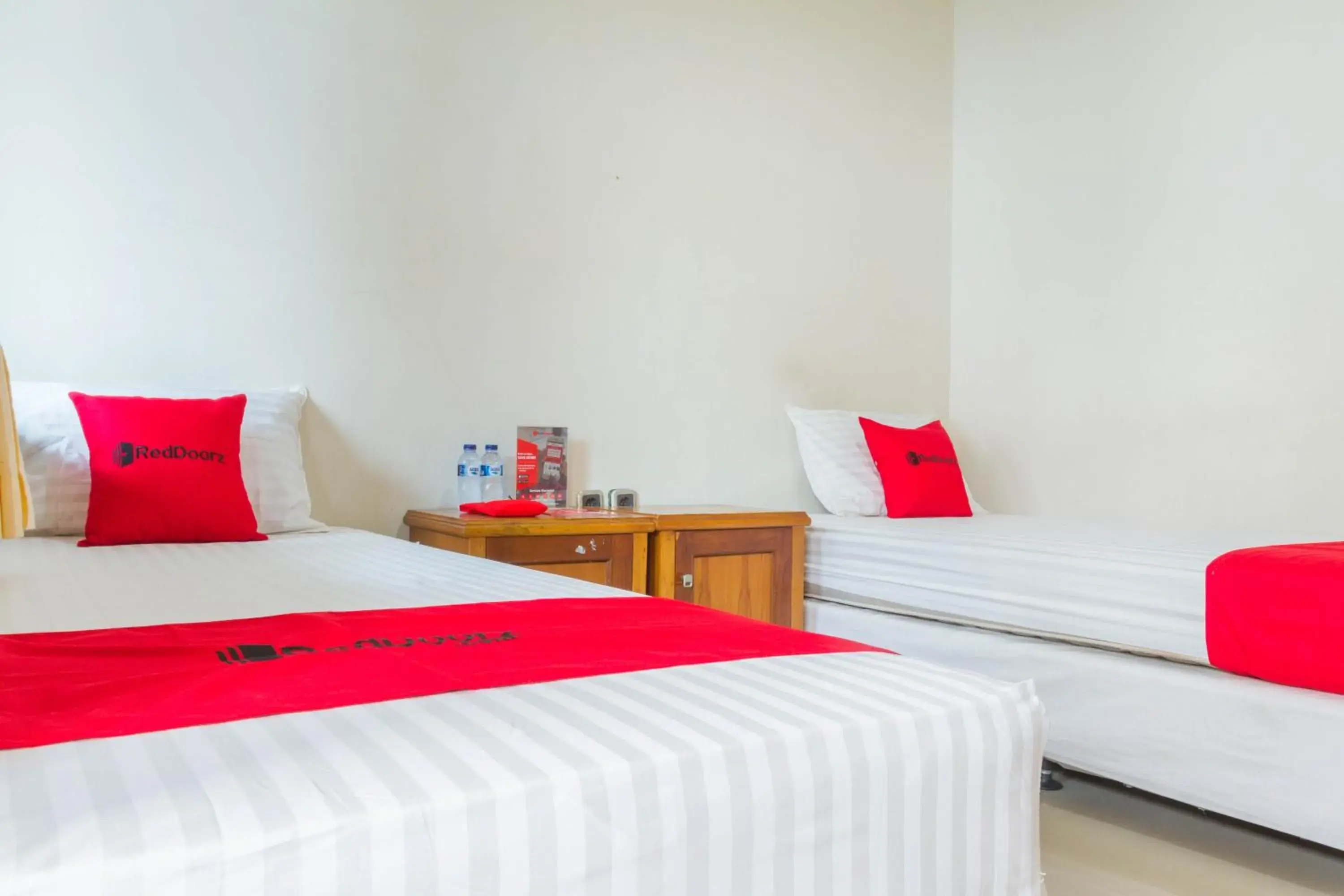 Twin Room in RedDoorz near Pasar Pagi 2 by Cassana Twin Room in RedDoorz near Pasar Pagi 2 by Cassana