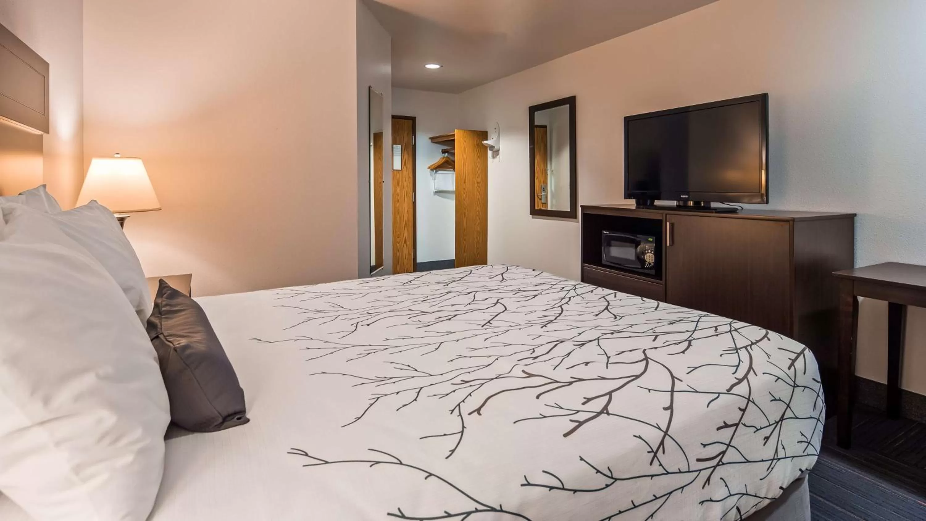 Photo of the whole room, Bed in SureStay Plus Hotel by Best Western Post Falls