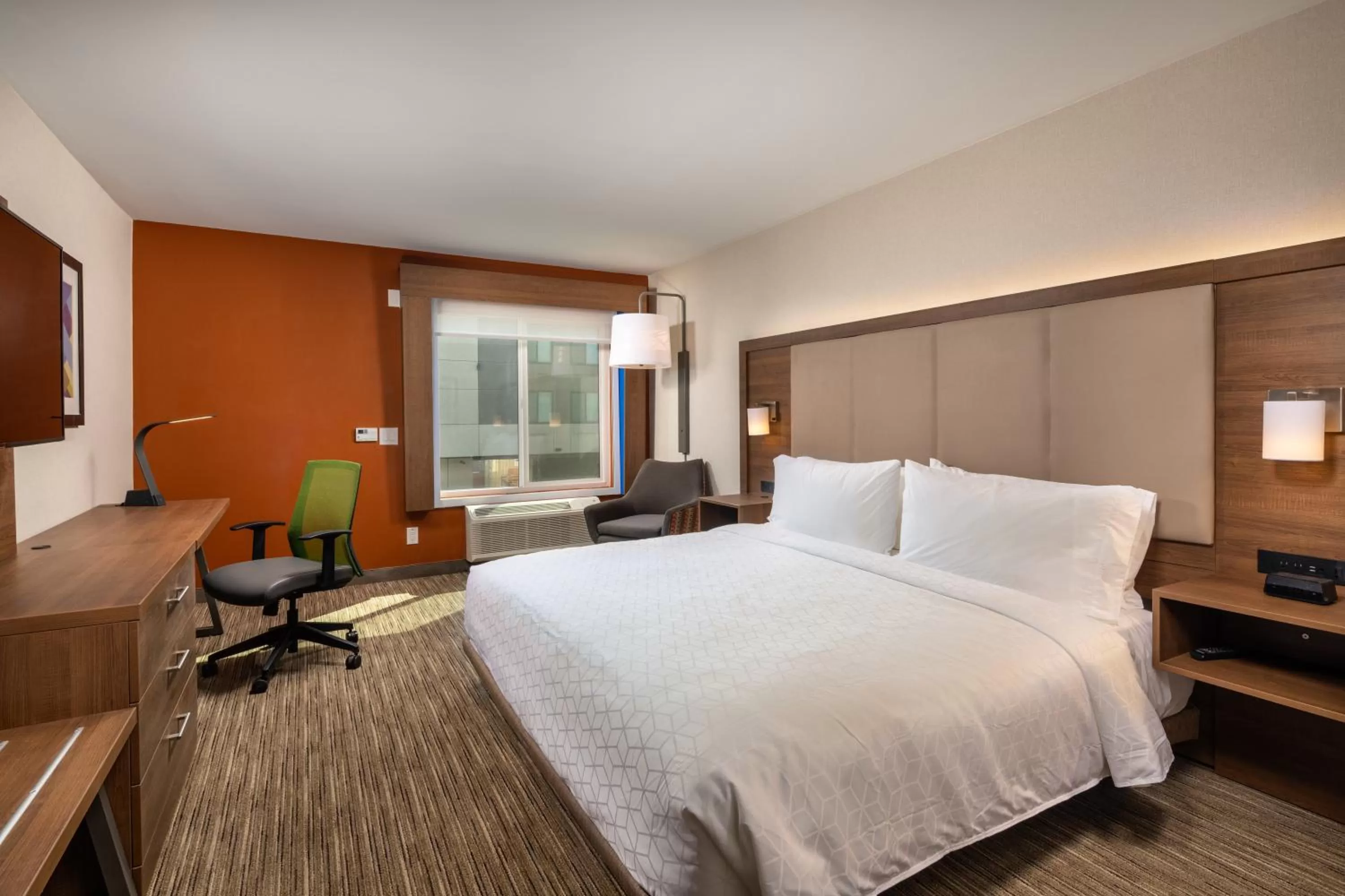 Bedroom, Bed in Holiday Inn Express & Suites Chatsworth by IHG