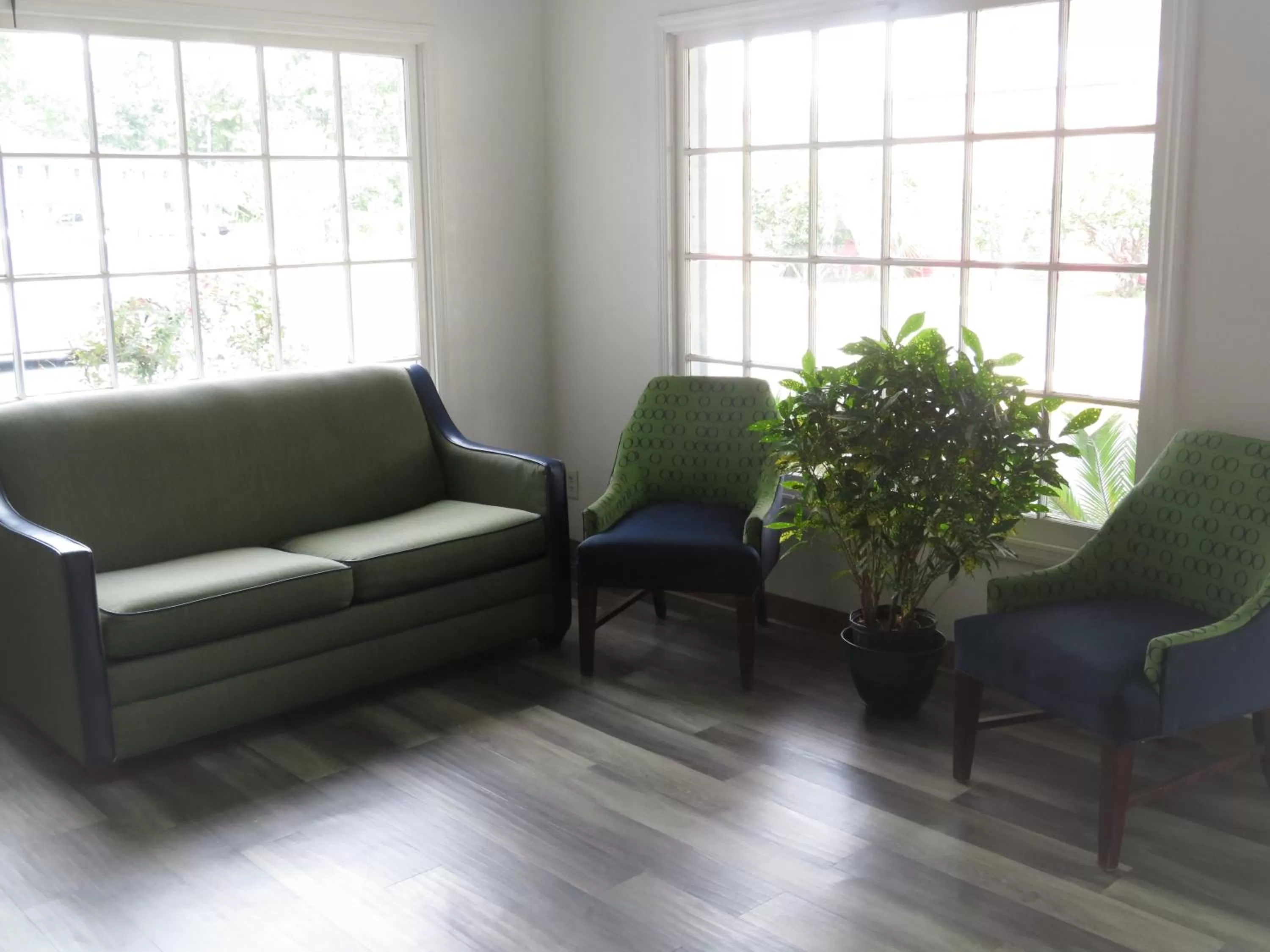 Communal lounge/ TV room in Travelodge by Wyndham Walterboro