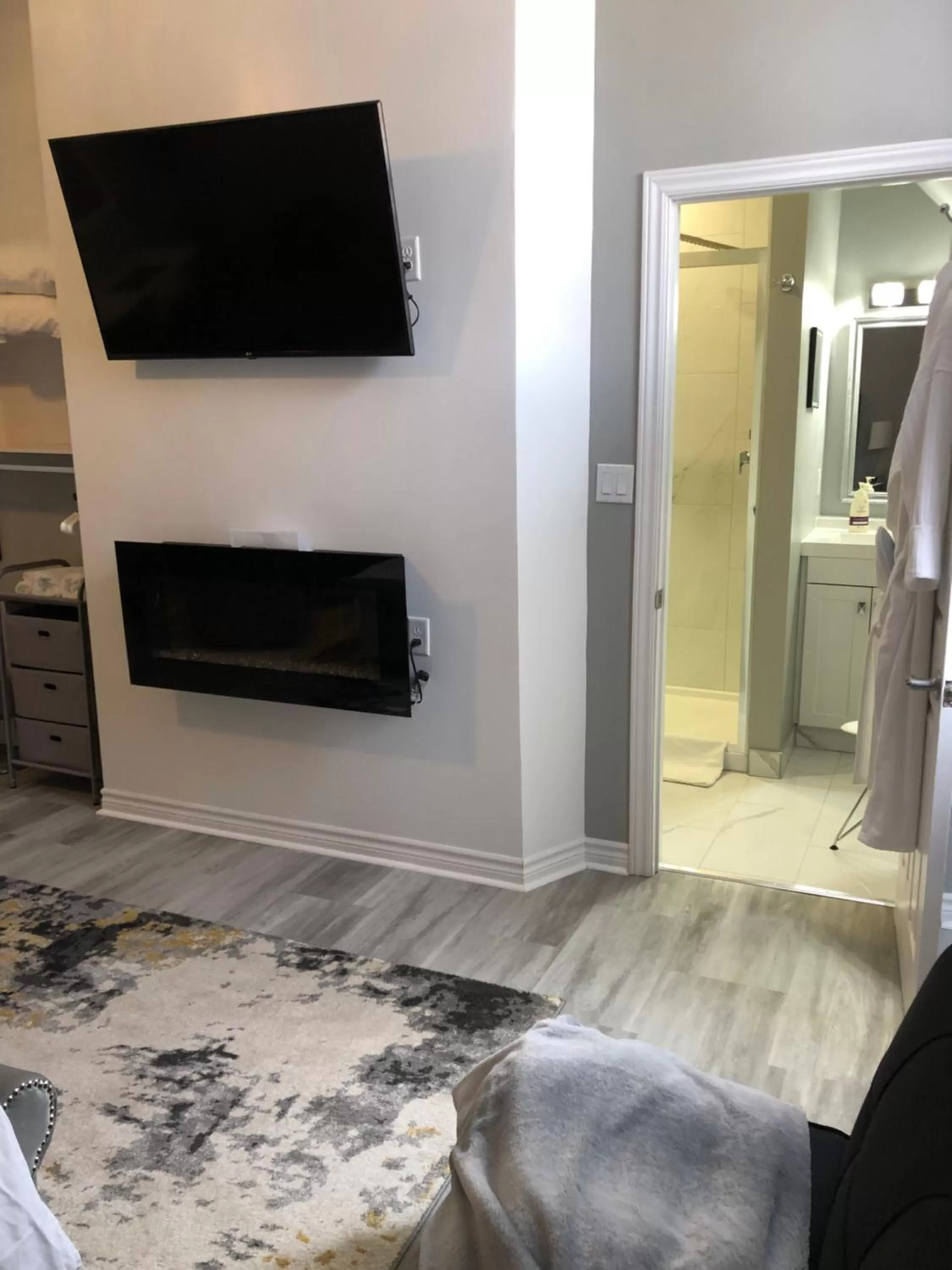 Bedroom, TV/Entertainment Center in Pleasant Street Inn