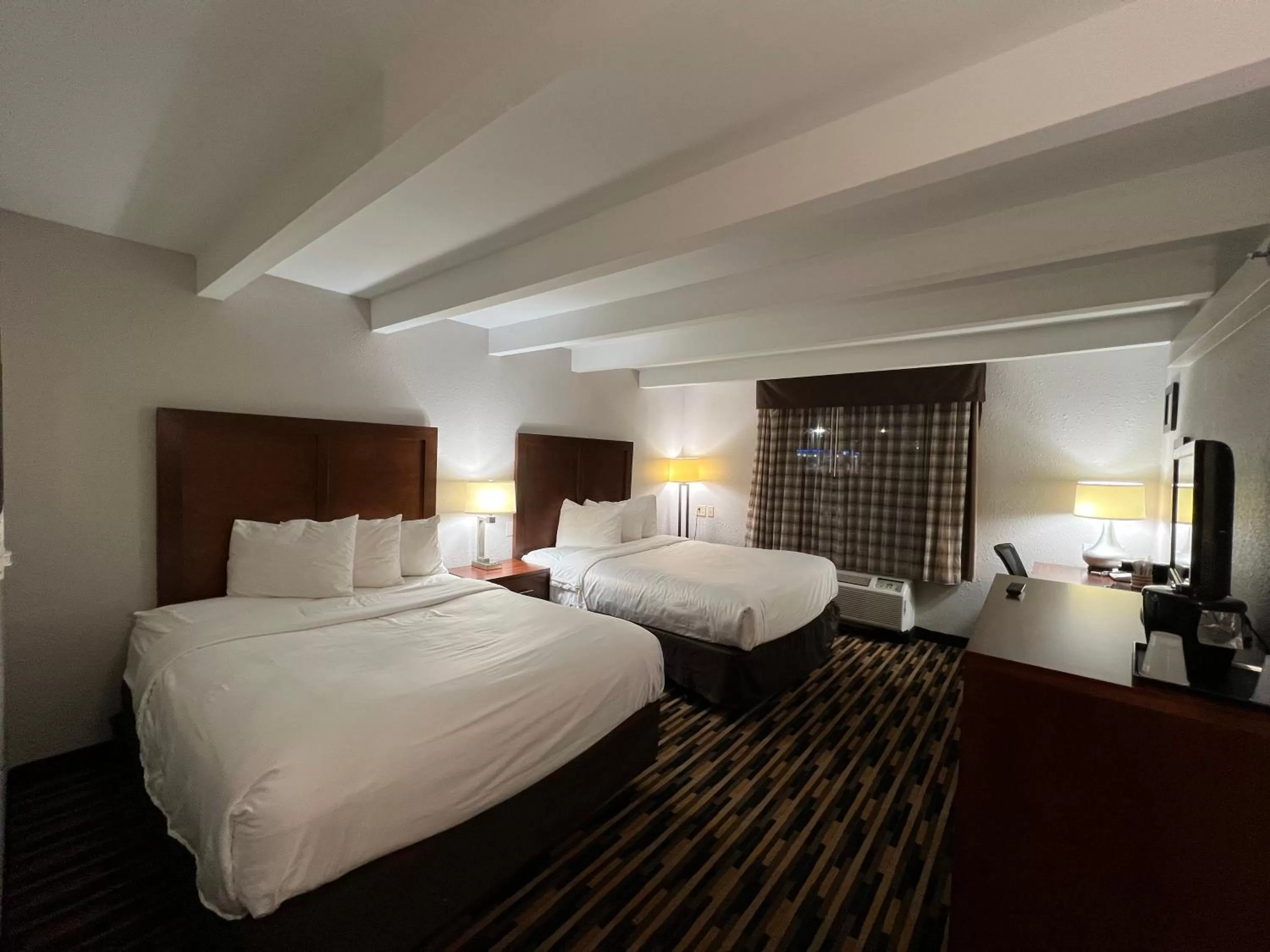 Bed in Country Inn & Suites by Radisson, Battle Creek, MI