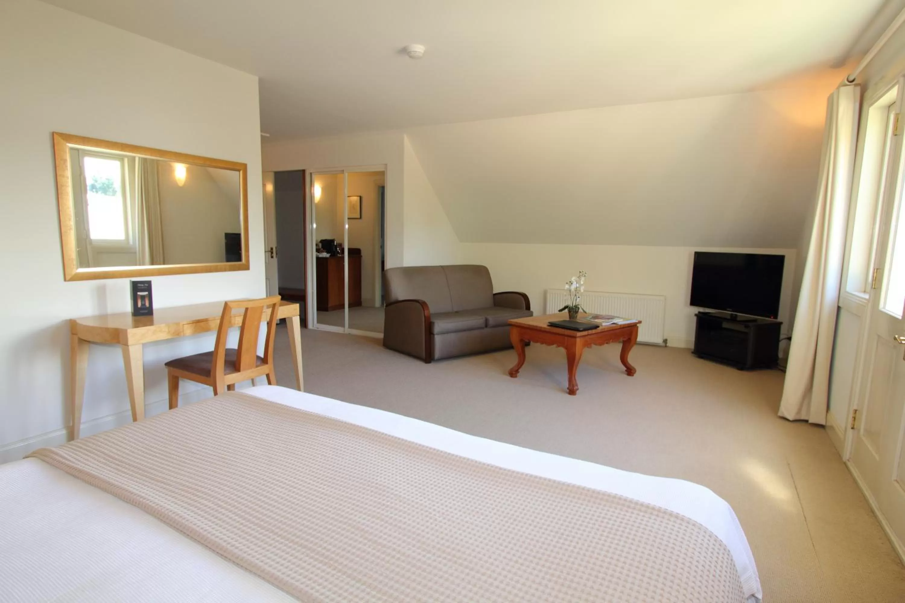 Photo of the whole room, Bed in Fitzroy Inn Historic Retreat Mittagong