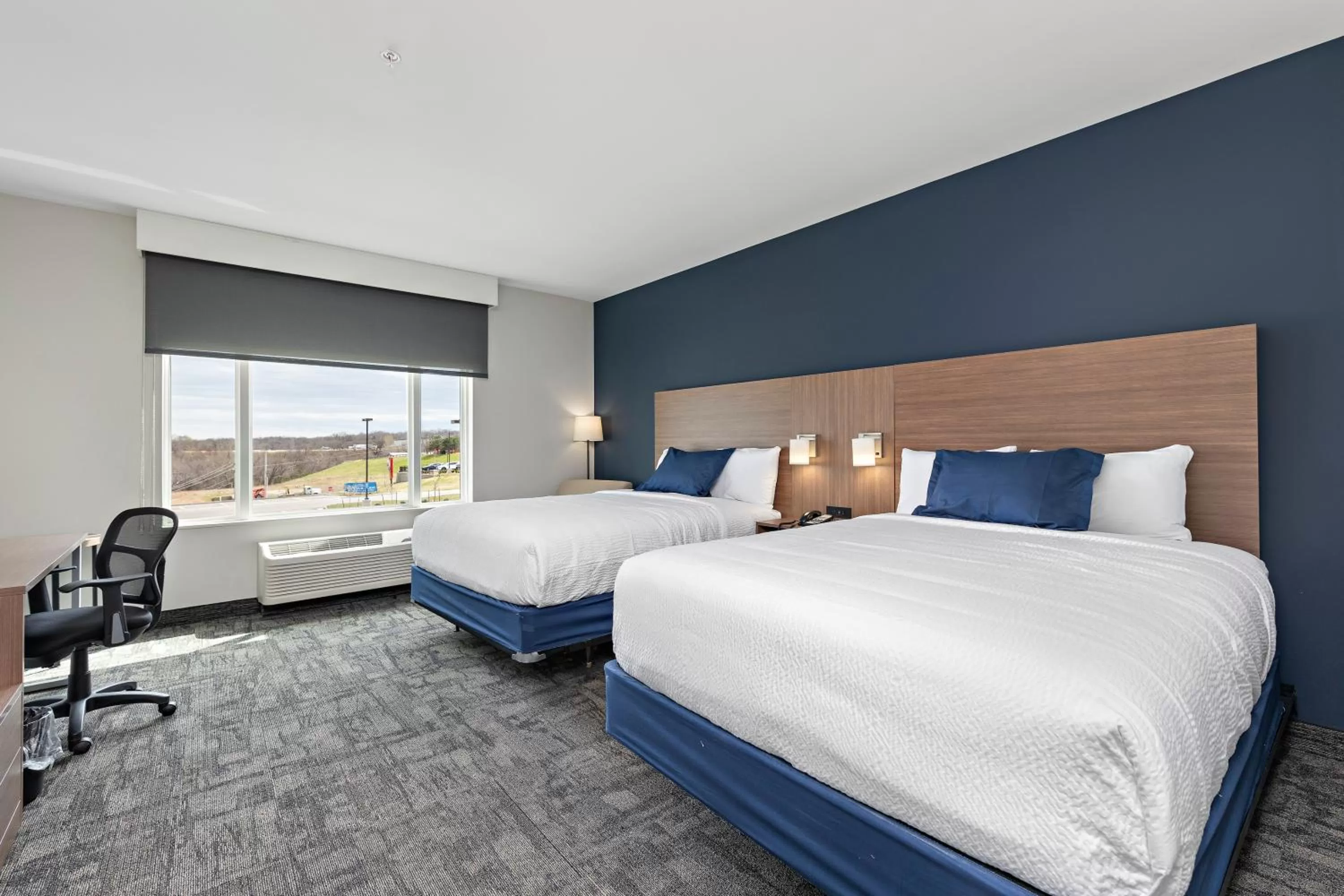 Bed in Holiday Inn Express Kansas City North Parkville by IHG