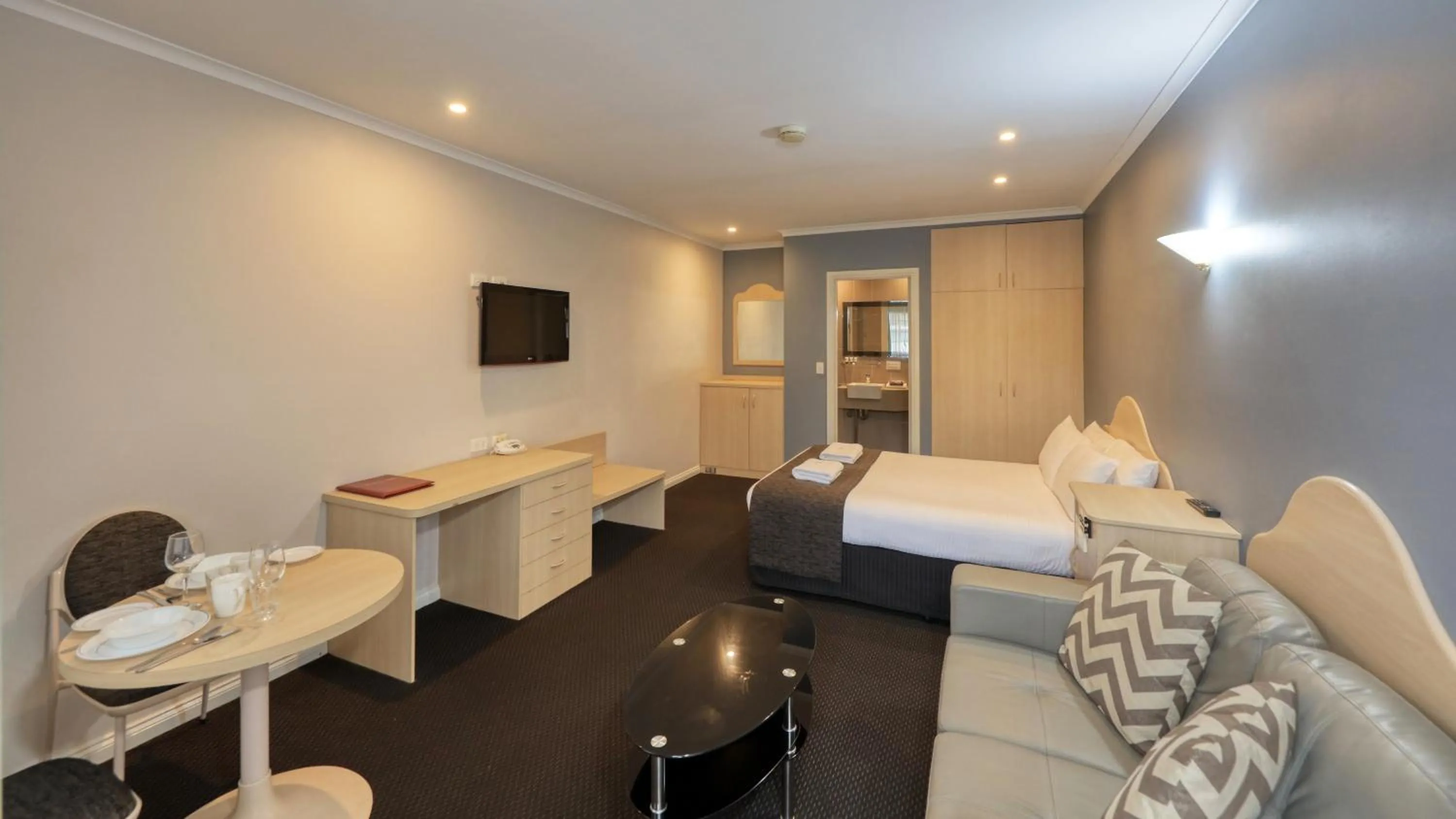 wardrobe in Charles Rasp Motor Inn & Cottages