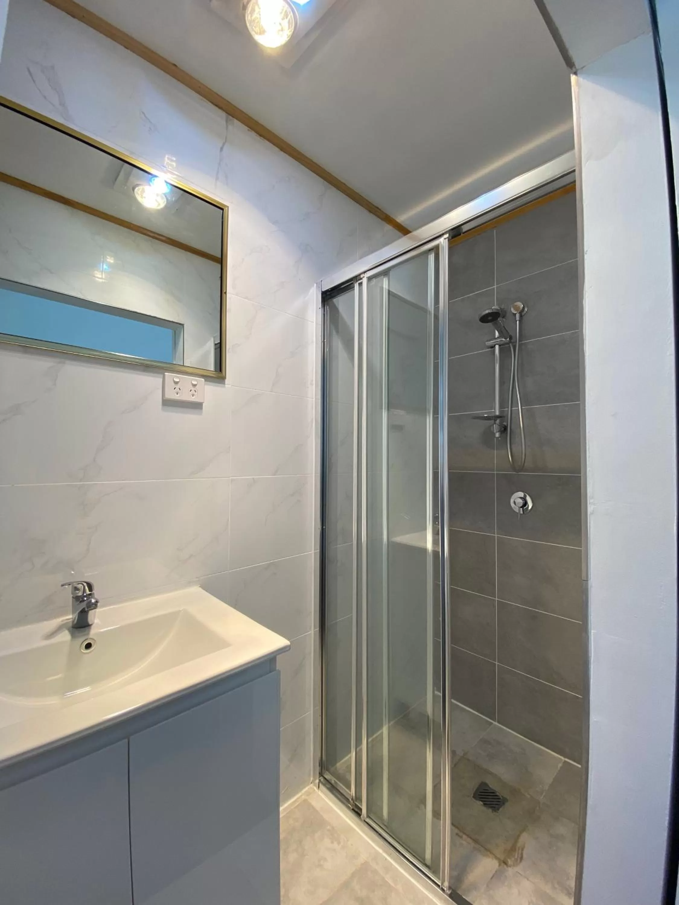 Shower in Central Motel Mudgee