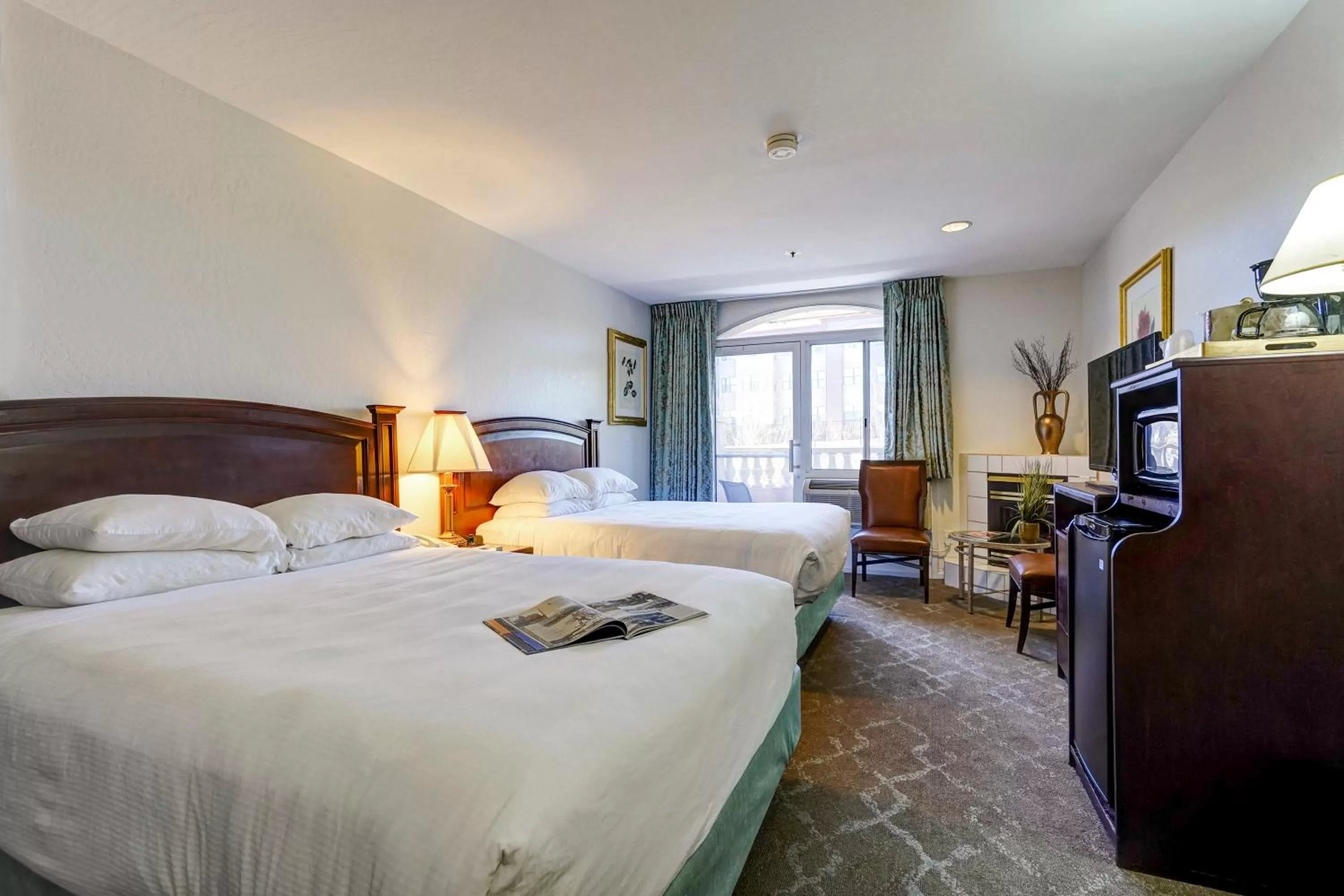 Bedroom, Bed in Forest Villas Hotel