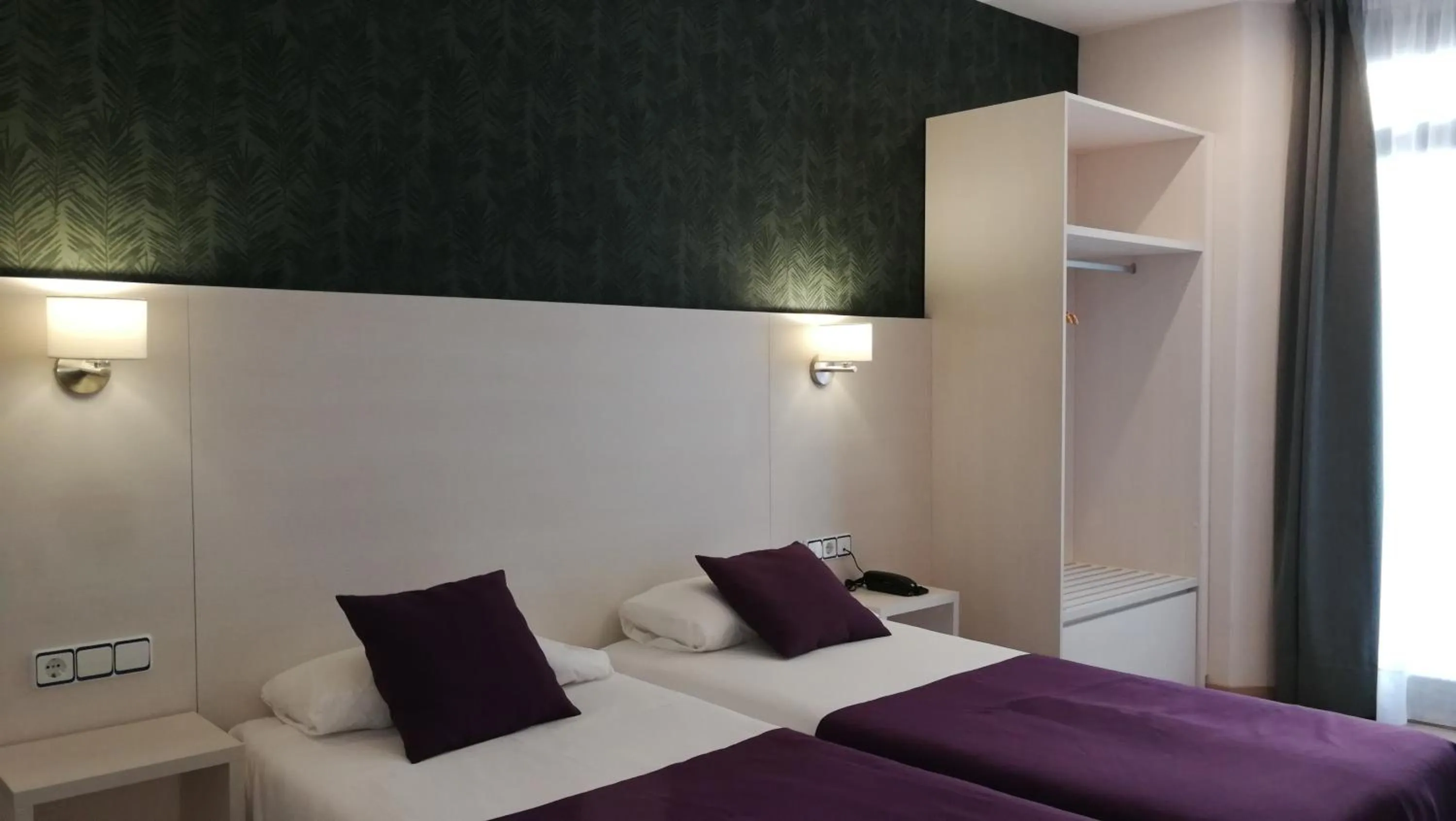 Photo of the whole room, Bed in Hotel Cantón