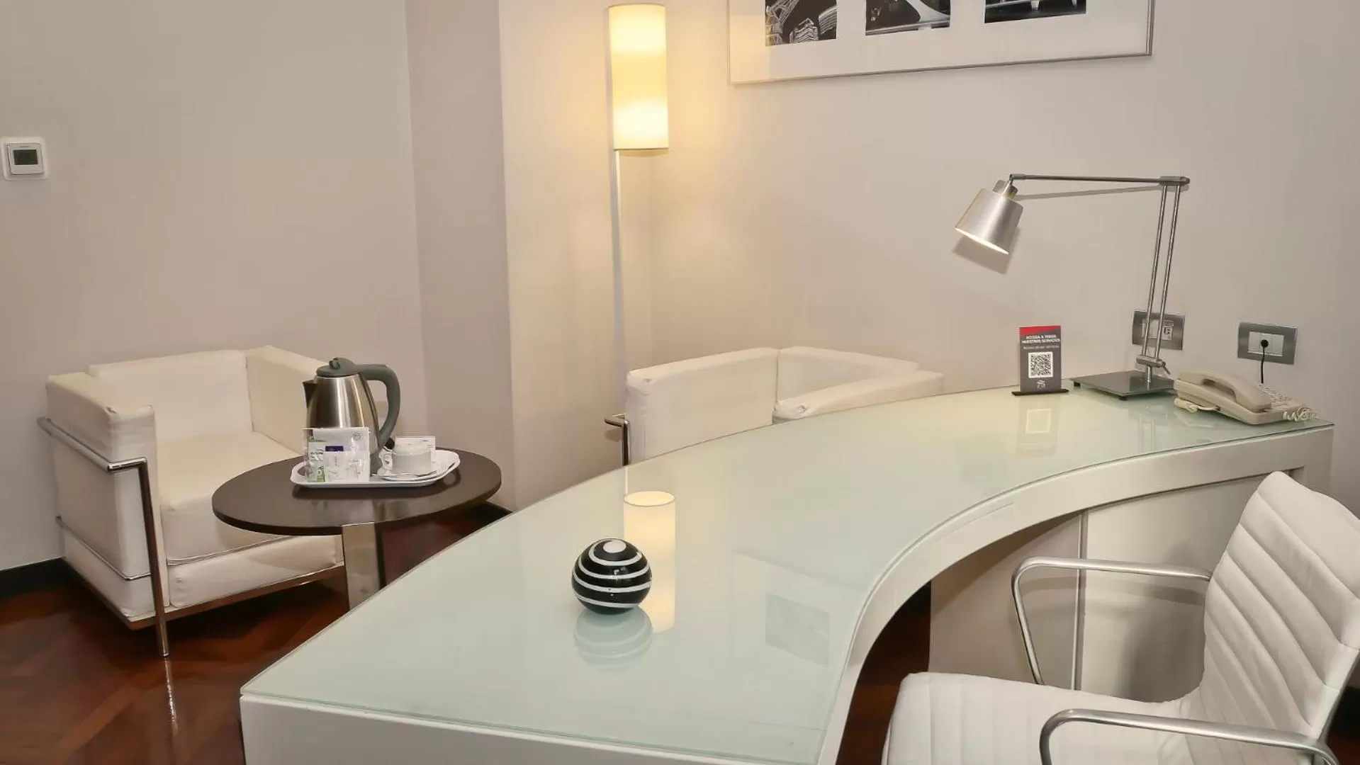 Seating area, Bed in 725 Continental Hotel