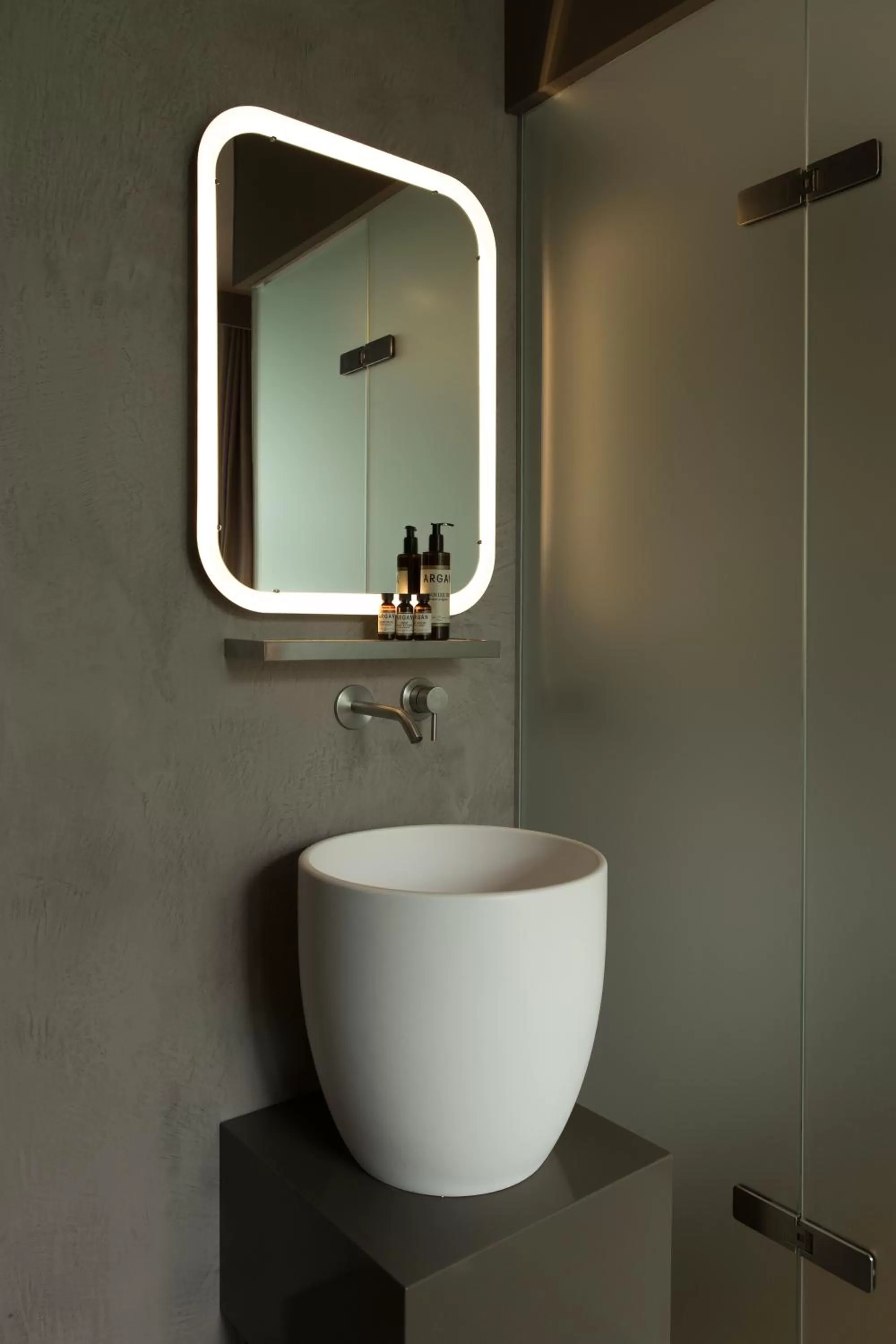 Shower in Boutique Hotel Blue - Quality Lodgings