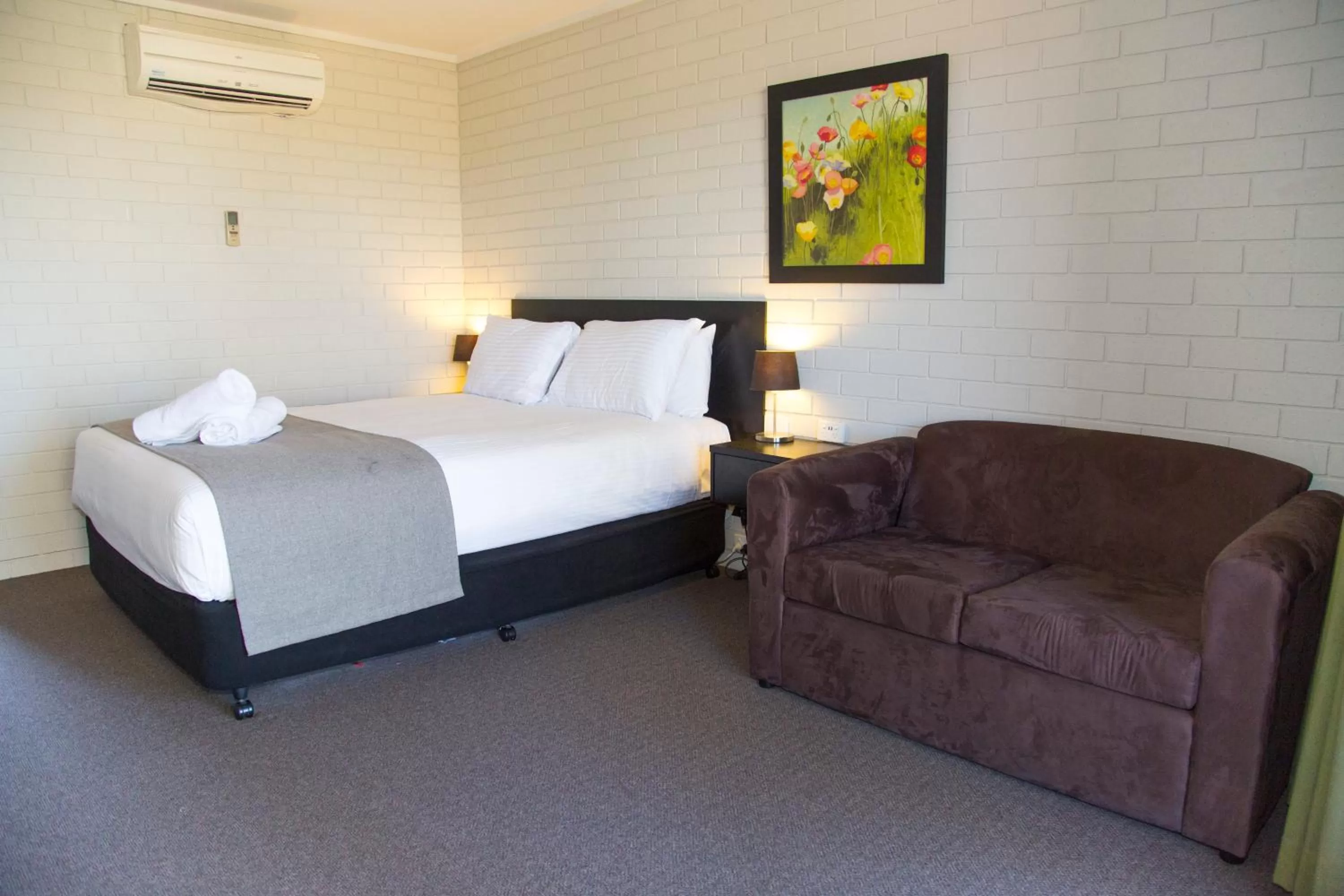 Bed in Crystal Fountain Motel Albury