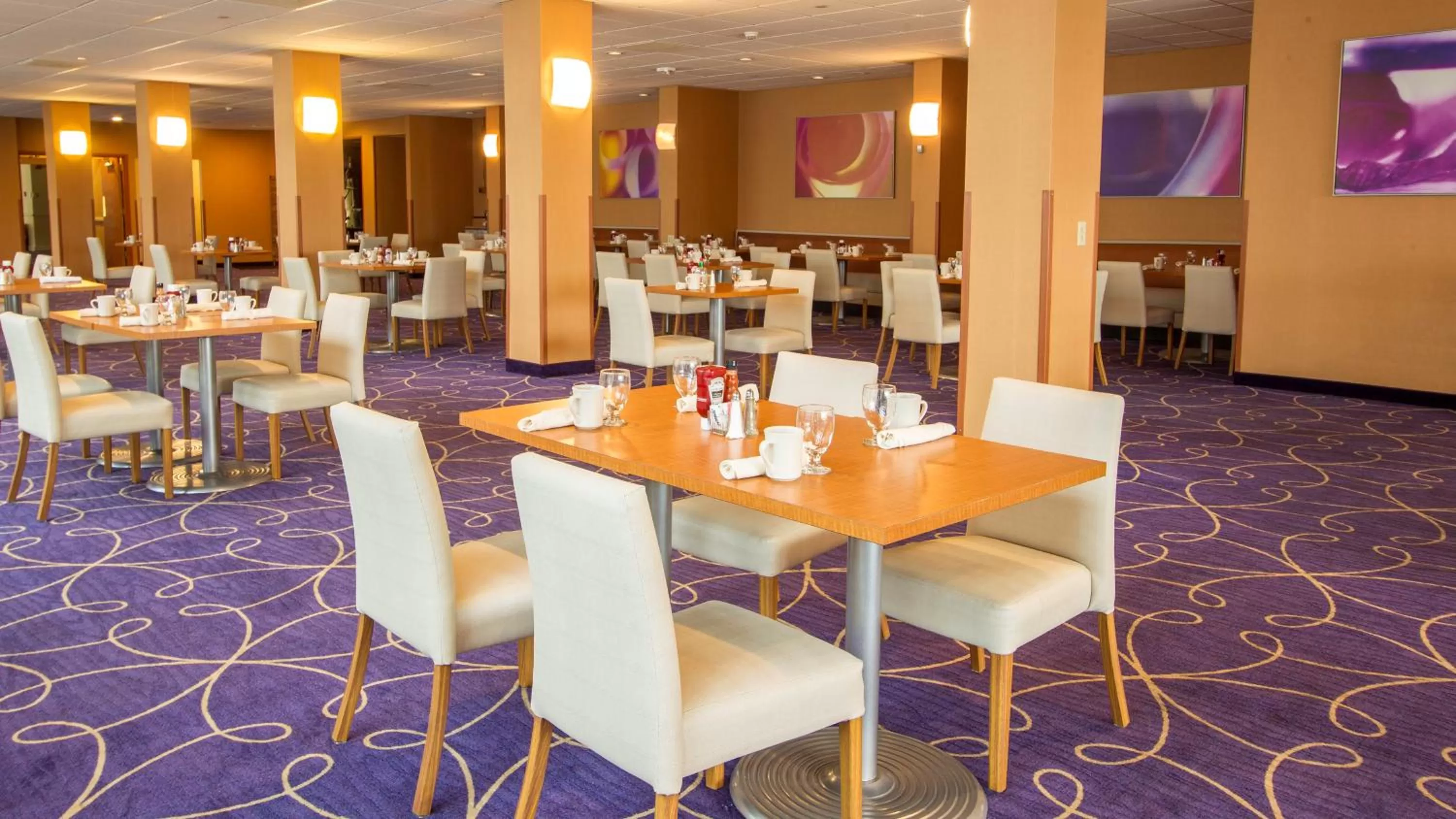 Restaurant/places to eat in Wyndham Rochester Downtown