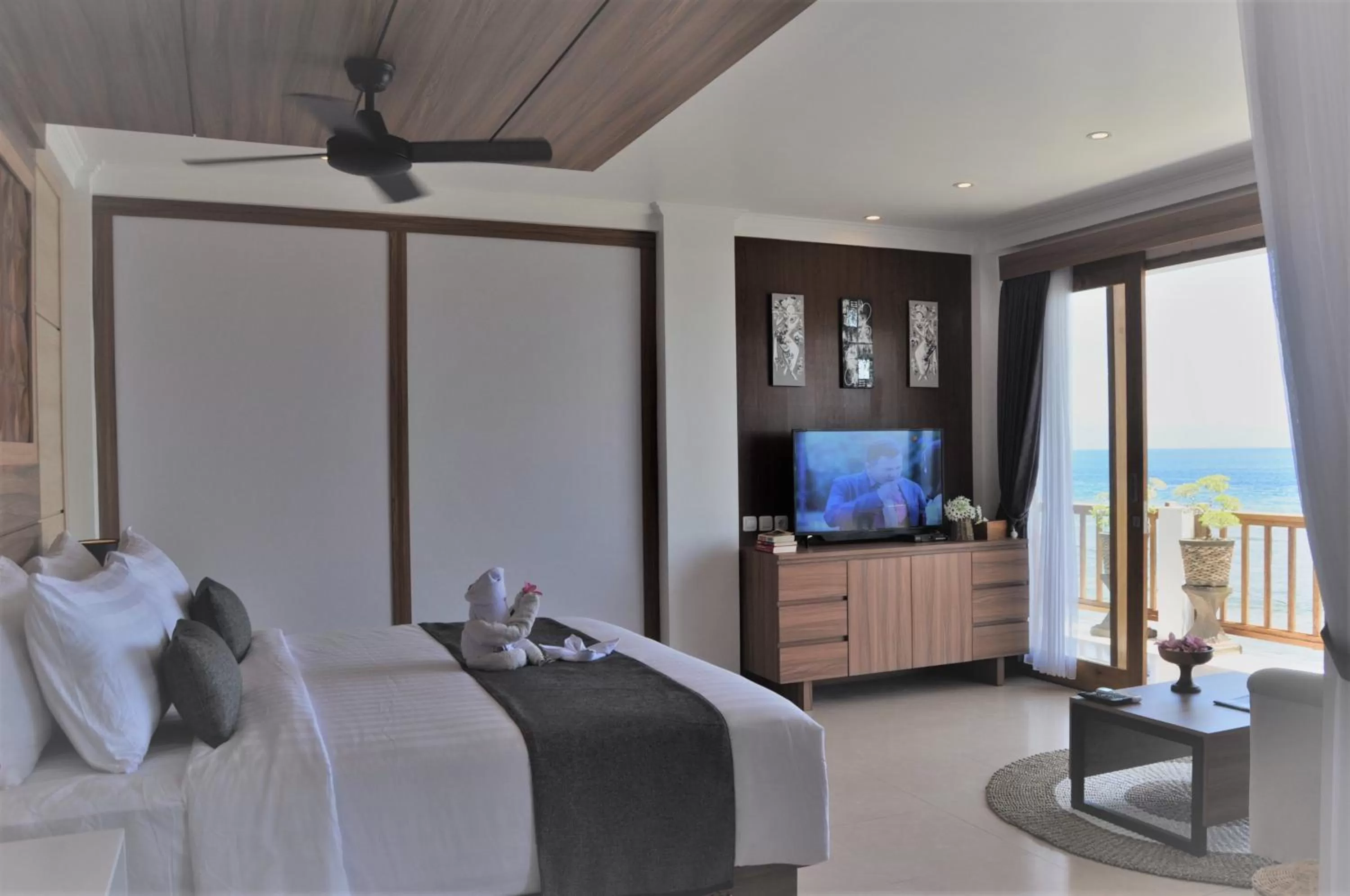 Living room, Bed in SUITE OCEAN BLUE