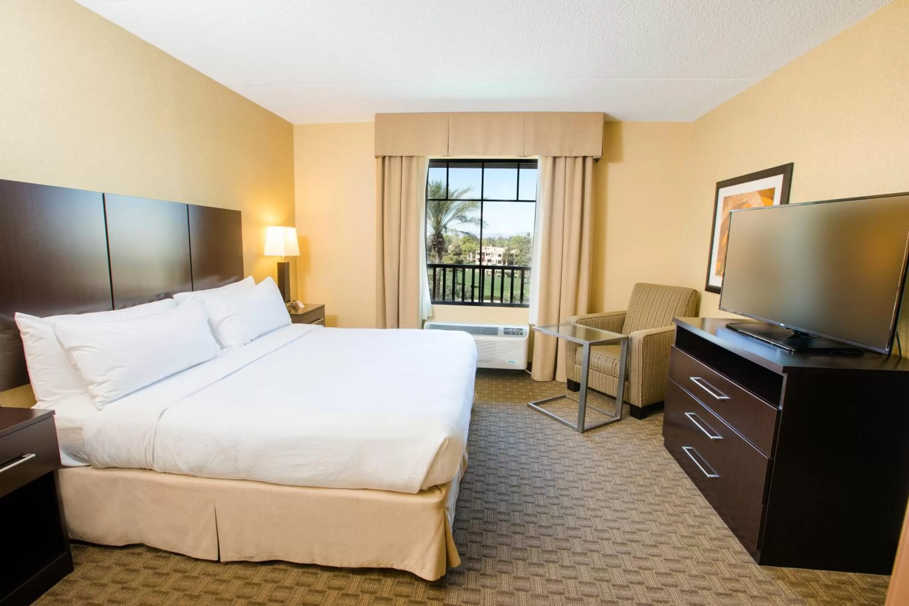Photo of the whole room, Bed in Holiday Inn Phoenix/Chandler by IHG