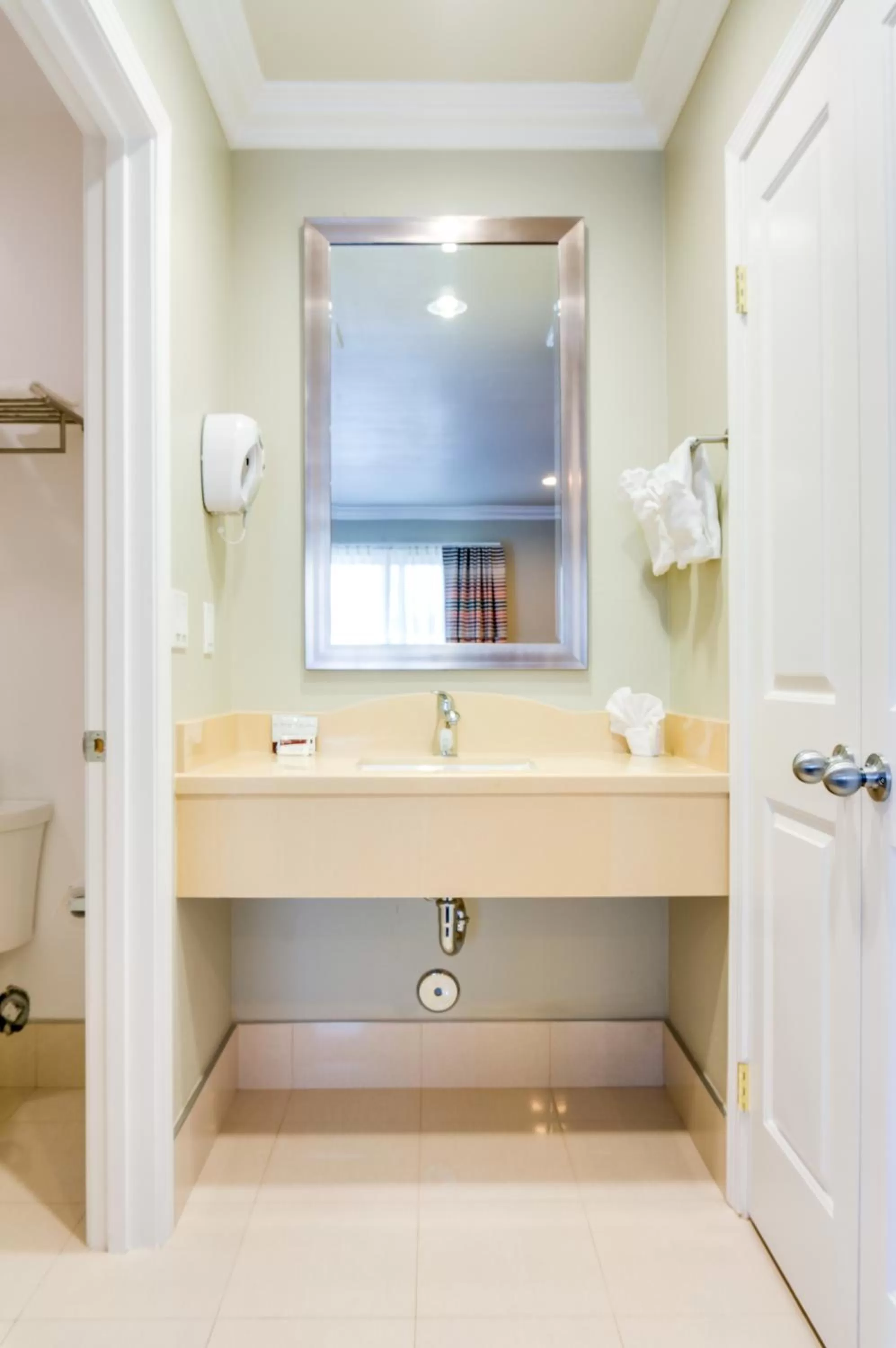 Bathroom in Eden Roc Inn & Suites near the Maingate