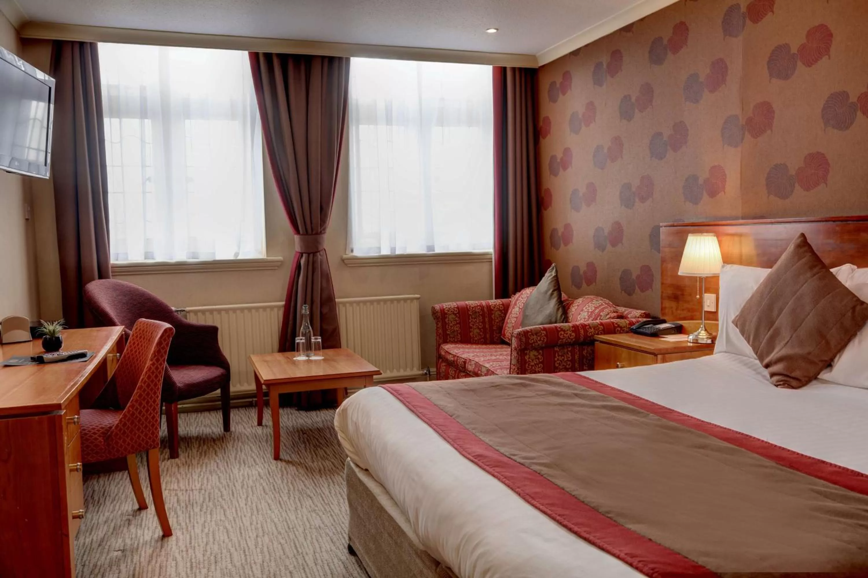 Photo of the whole room, Bed in Crown & Mitre Hotel