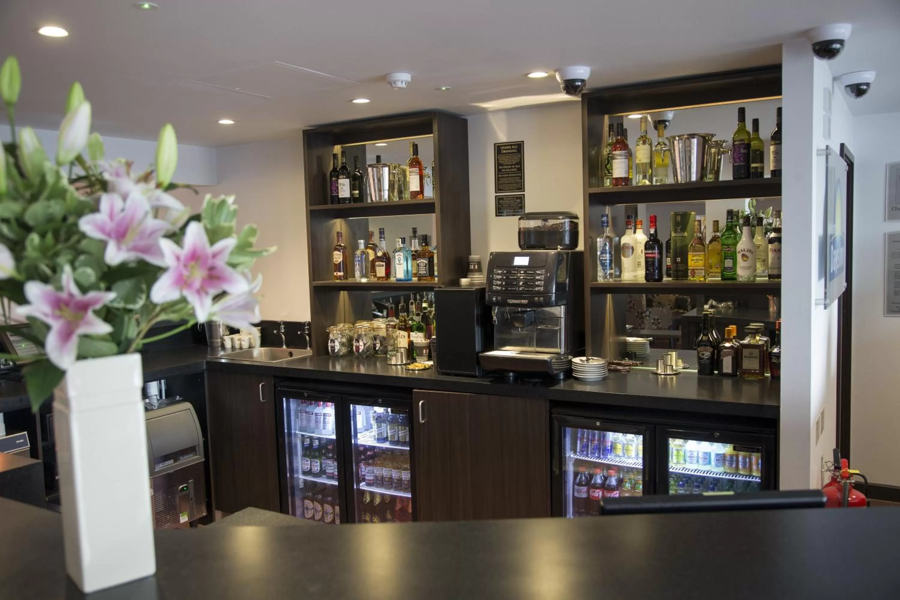 Lounge or bar in Ramada Milton Keynes