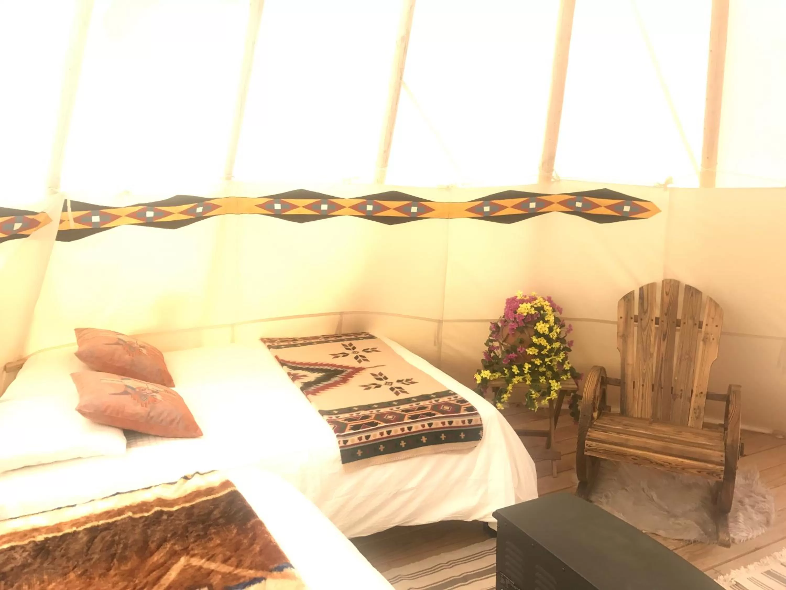 Bed in Olancha RV Park and Motel