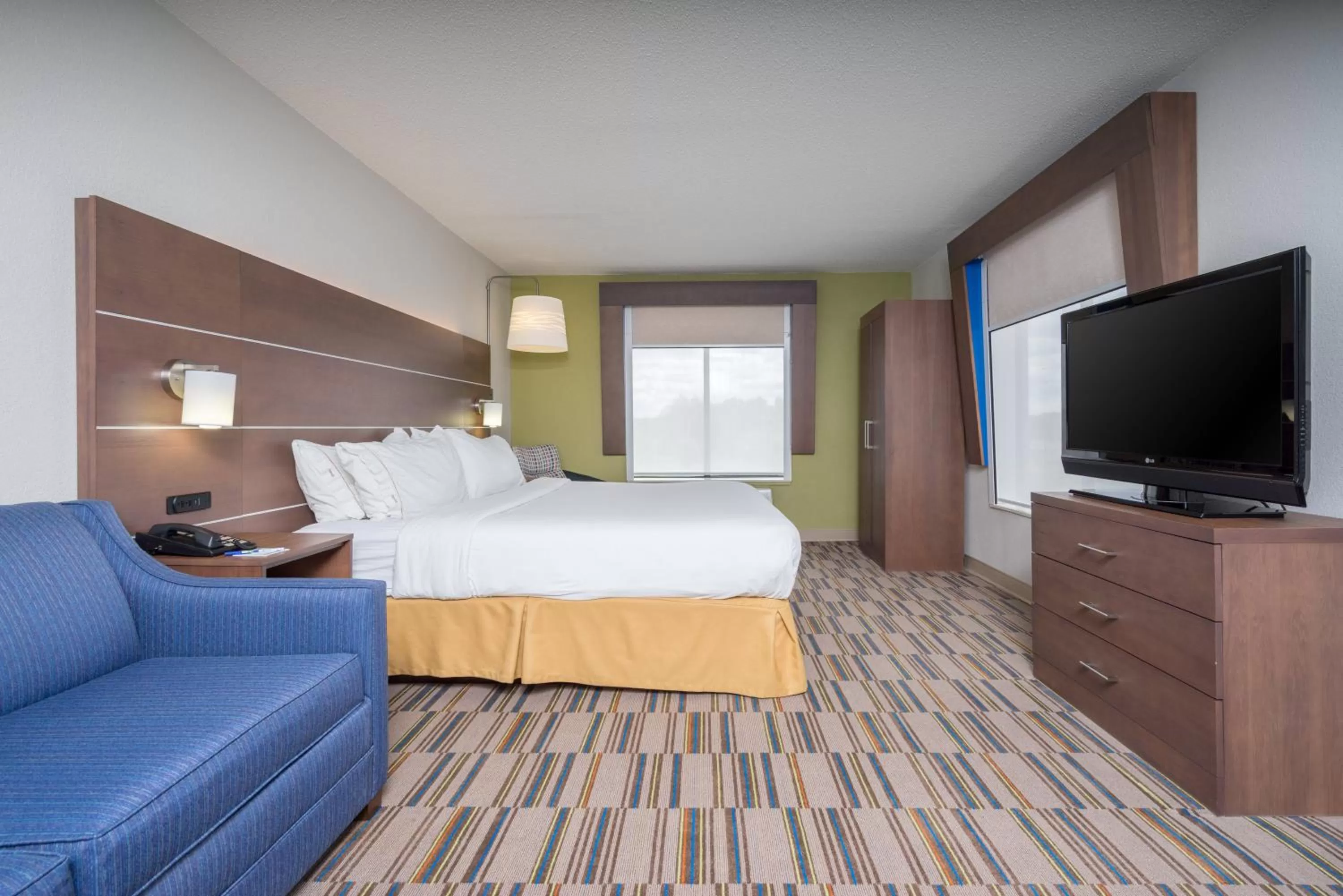 Photo of the whole room, Bed in Holiday Inn Express and Suites Quakertown - Allentown Area by IHG